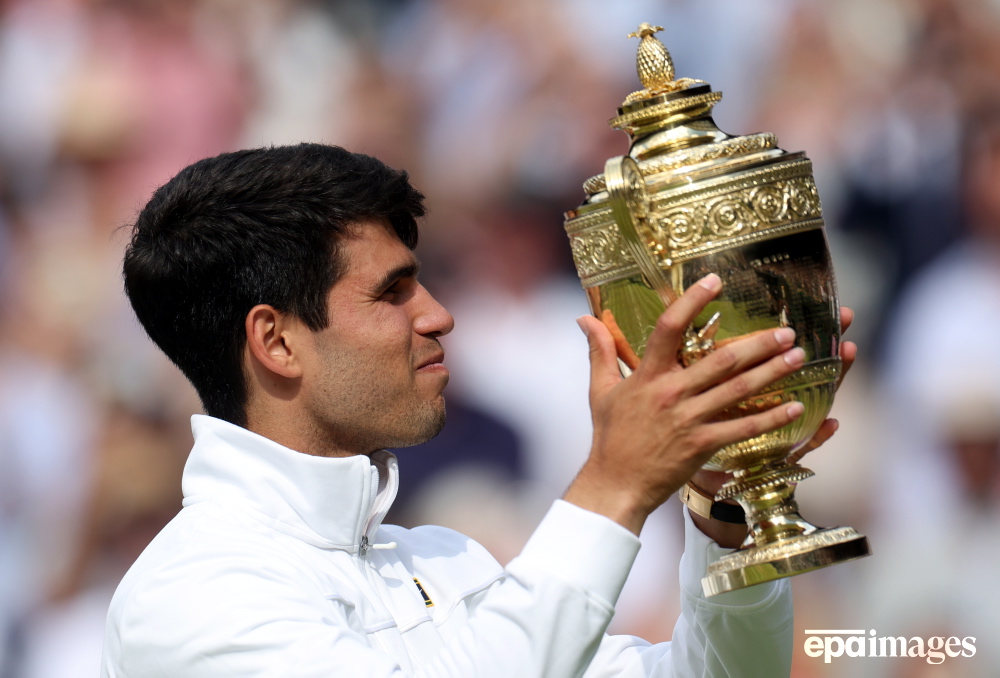epa_sport's tweet photo. Carlos Alcaraz of Spain celebrates with his trophy after winning the Men's final against Novak Djokovic of Serbia at the Wimbledon Championships, Wimbledon, Britain, 14 July 2024.  
📷 EPA / Neil Hall 

#epaimages #Wimbledon #AELTC #tennis #Alcaraz https://t.co/ahOeEdc4ak