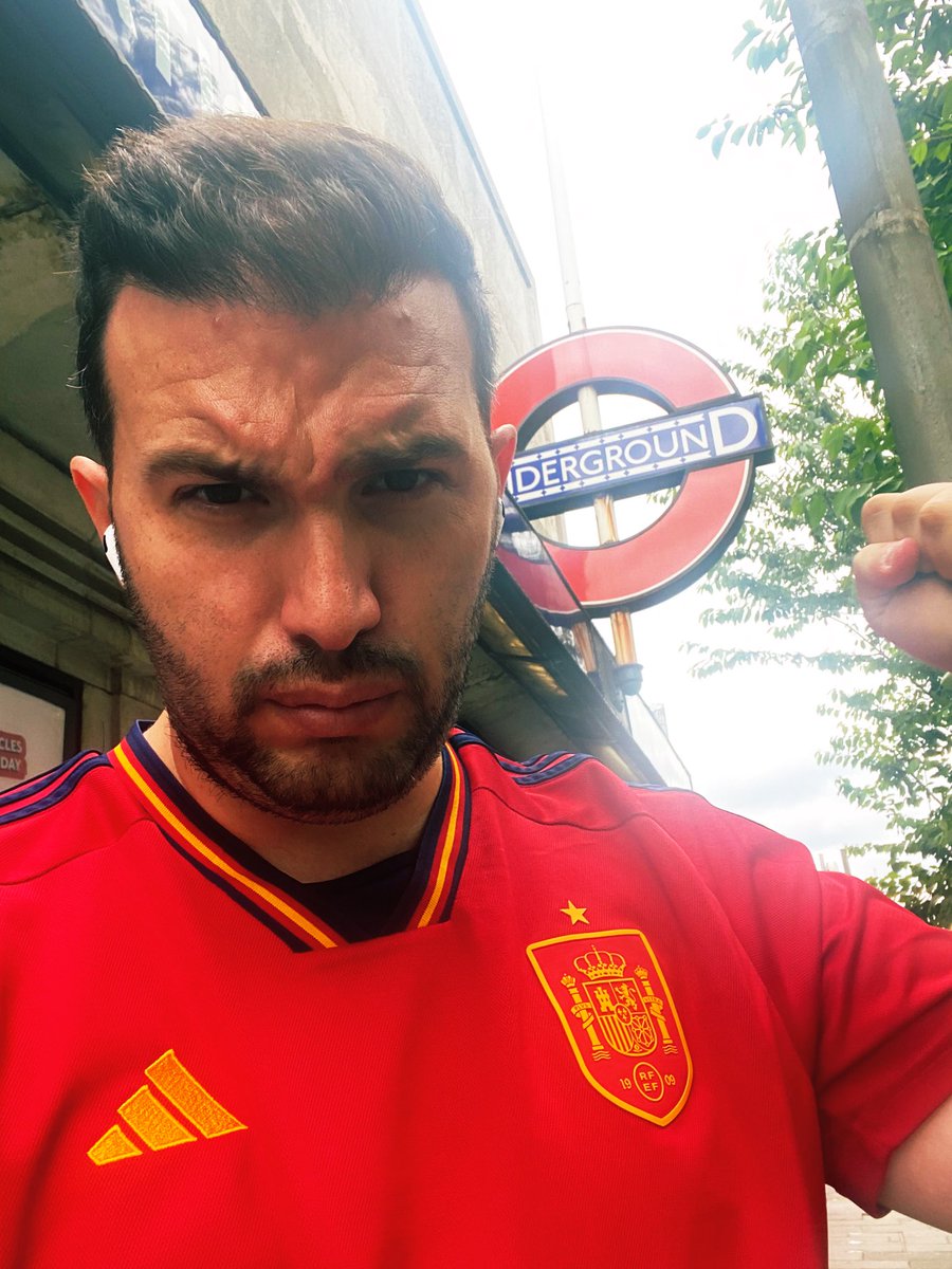 HiRaull's tweet photo. Tears in my eyes! 🥹
Hairs stand on end. 🔥

But never in fear 💪

🇪🇸Dad, mum, brother, friends, 
 I am in #England but always proud of where we come from 🇪🇸

All Together!
Against Everything, 🤫
Against Everyone! 👑
 
🇪🇸 🆚 🏴󠁧󠁢󠁥󠁮󠁧󠁿

#Spain #SpainVsEngland 
#EURO2024  #ESPENG https://t.co/WFaGwC5cy3
