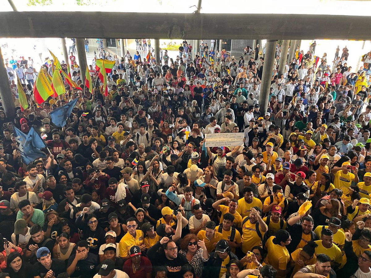 BarbaraUSanz's tweet photo. ¿Que el rector prohibió qué?

Les llenaron la UCV 👏🏼 https://t.co/gQa5kIgqB2