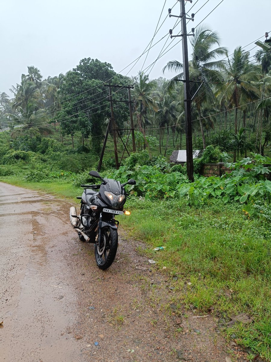 AvaneeshRao's tweet image. Some rainy bike rides, after ages! ✨🖤 Getting old, but remembering those good old regular bike days.. 😌

#Rain #pulsar220f #bajaj