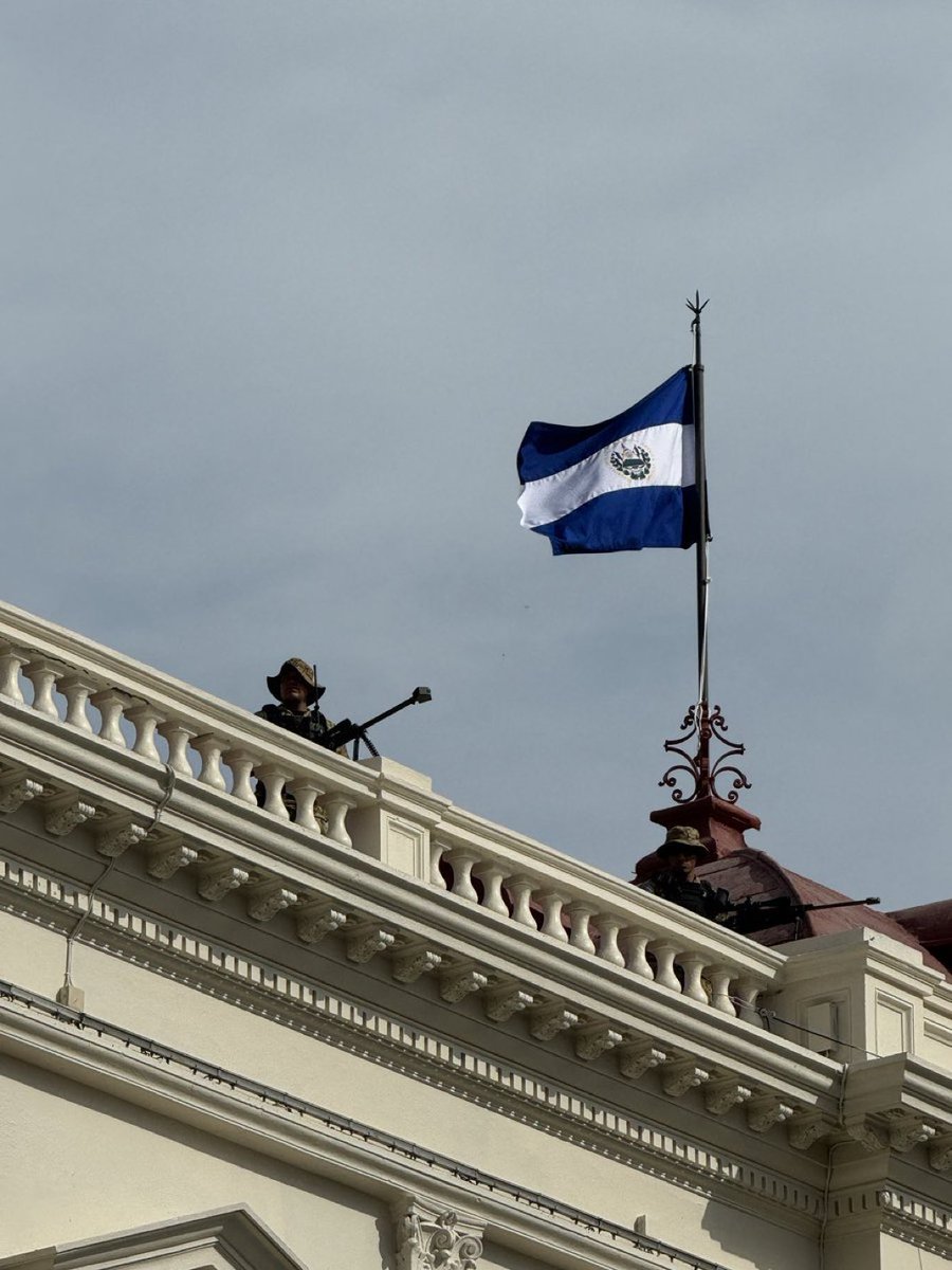 marinbazo's tweet photo. Hasta por esto critican al presidente Bukele por su propia seguridad . Y miren  lo paso ayer en Pensilvania con Dunal trump sino hubiese sido por en franco tirador en la sona el atacante viera tenido más tiempo para disparar y causar más fatalidades . https://t.co/IUjB498OfZ