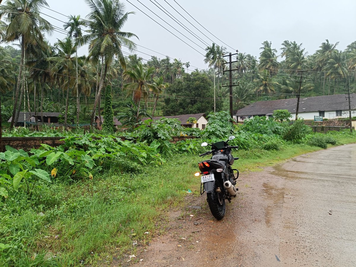 AvaneeshRao's tweet image. Some rainy bike rides, after ages! ✨🖤 Getting old, but remembering those good old regular bike days.. 😌

#Rain #pulsar220f #bajaj