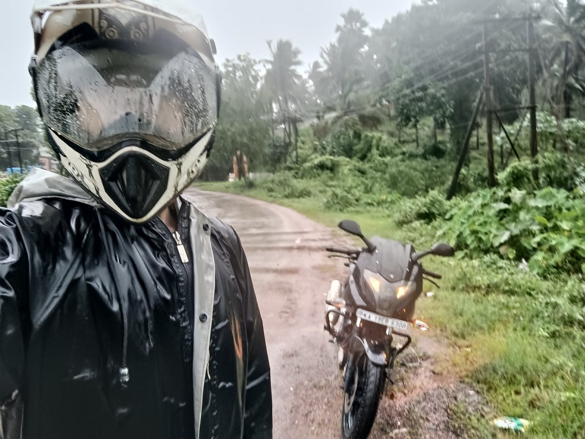 AvaneeshRao's tweet image. Some rainy bike rides, after ages! ✨🖤 Getting old, but remembering those good old regular bike days.. 😌

#Rain #pulsar220f #bajaj