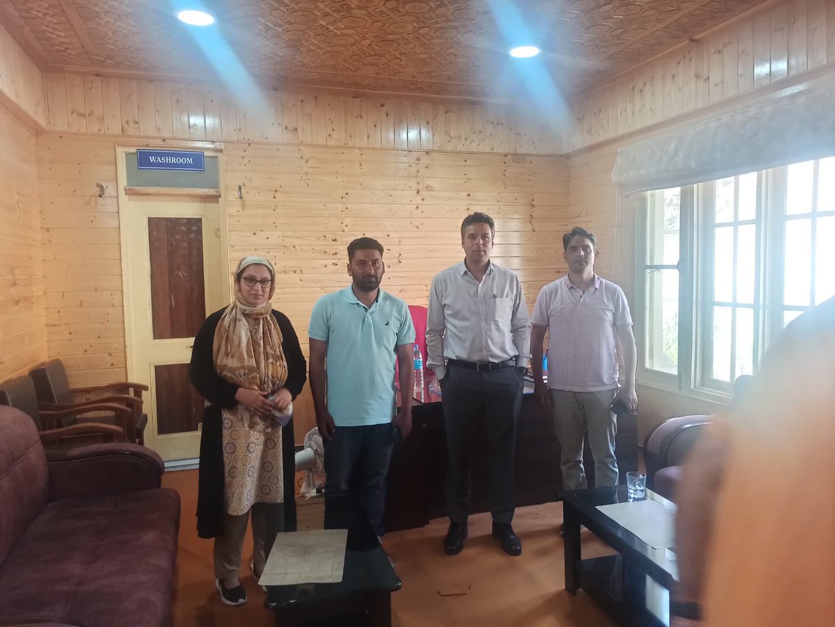 MaqboolRafia's tweet photo. Visit of Worthy Deputy Commisioner Srinagar Dr Bilal Mohiuddin Bhat to SBF Khimber! @DirSHDK https://t.co/PmzzS9Pw7v