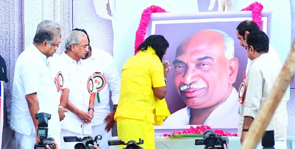 KKSelvakumaroff's tweet photo. மதிய உணவு திட்டத்தை தமிழகம் காண வழிவகுத்து ஏழைகளுக்கும் கல்விக்கண் திறந்த கர்மவீரர், நாடுபோற்றும் நல்லாட்சியை நல்கிய பெருந்தலைவர் ஐயா காமராஜர் அவர்களின் 122 வது பிறந்தநாள் விழாவாக திருச்சி உழவர் சந்தை மைதானத்தில் தமிழ் மாநில காங்கிரஸ் கட்சியினர் ஏற்பாடு செய்திருந்த மாபெரும் பொதுக்கூட்டத்திற்கு அருமைச் சகோதரர் @GK__Vasan  அவர்களுடைய அழைப்பினை ஏற்று தேசிய ஜனநாயக கூட்டணியின் அங்கமான தமிழர் தேசம் கட்சி சார்பில் கலந்து கொண்டு சிறப்பித்தேன்.