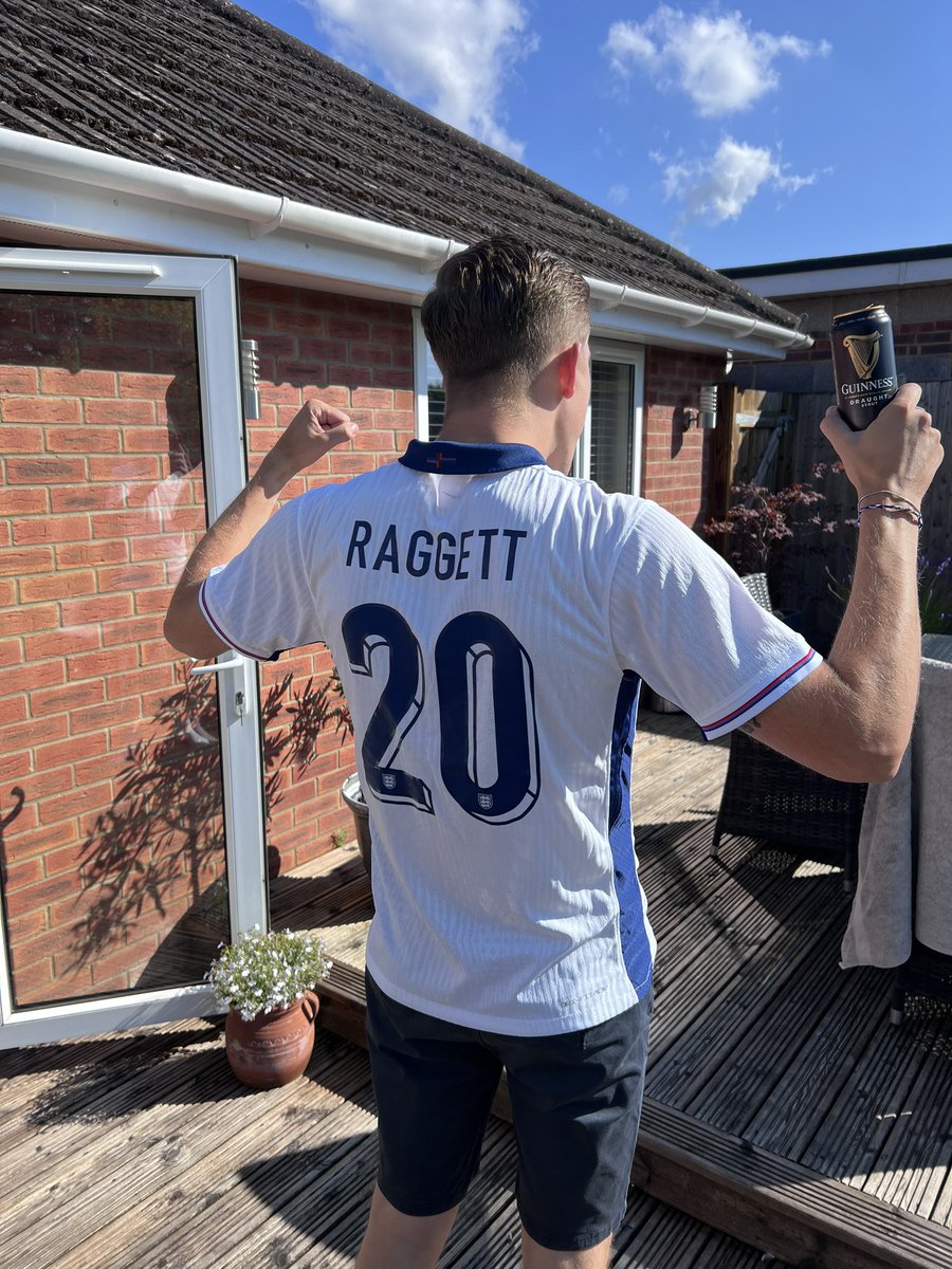 Come on the boys 🦁🦁🦁 <a href="/SeanRaggett/">Sean Raggett</a> <a href="/Pompey/">Portsmouth FC</a> #pompey #england