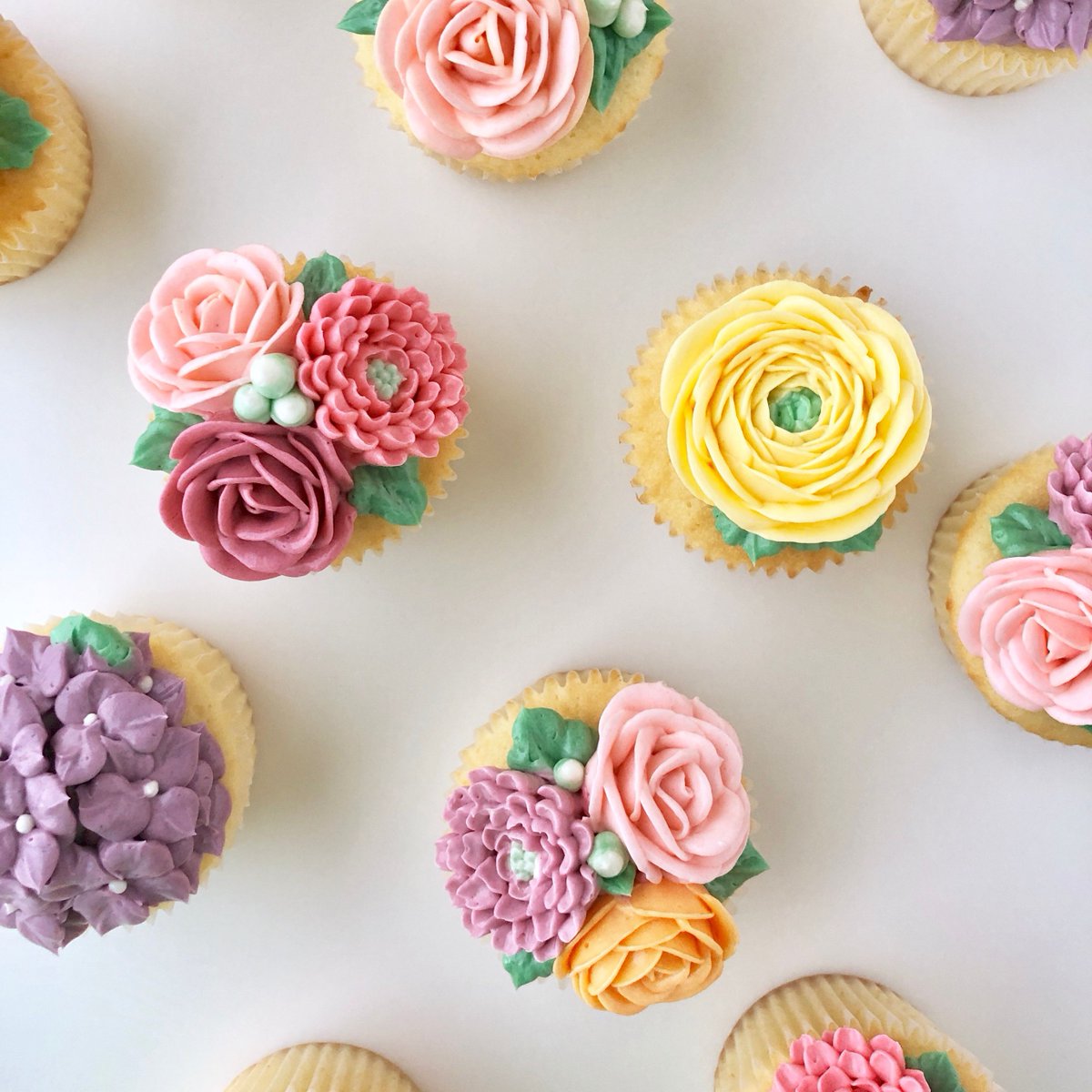 SatinIce's tweet photo. Blooms and buttercream, the perfect combination for Summer! ๐บ
๐ Shop Buttercream Icing Mix on https://t.co/jRXJoeY1ha
#lovesatinice #buttercream #cupcakes #floralcupcakes #cake #dessert #frosting #cakes #cakesofinstagram #cakedecorating #baking #flowercake https://t.co/rsoectxEXa