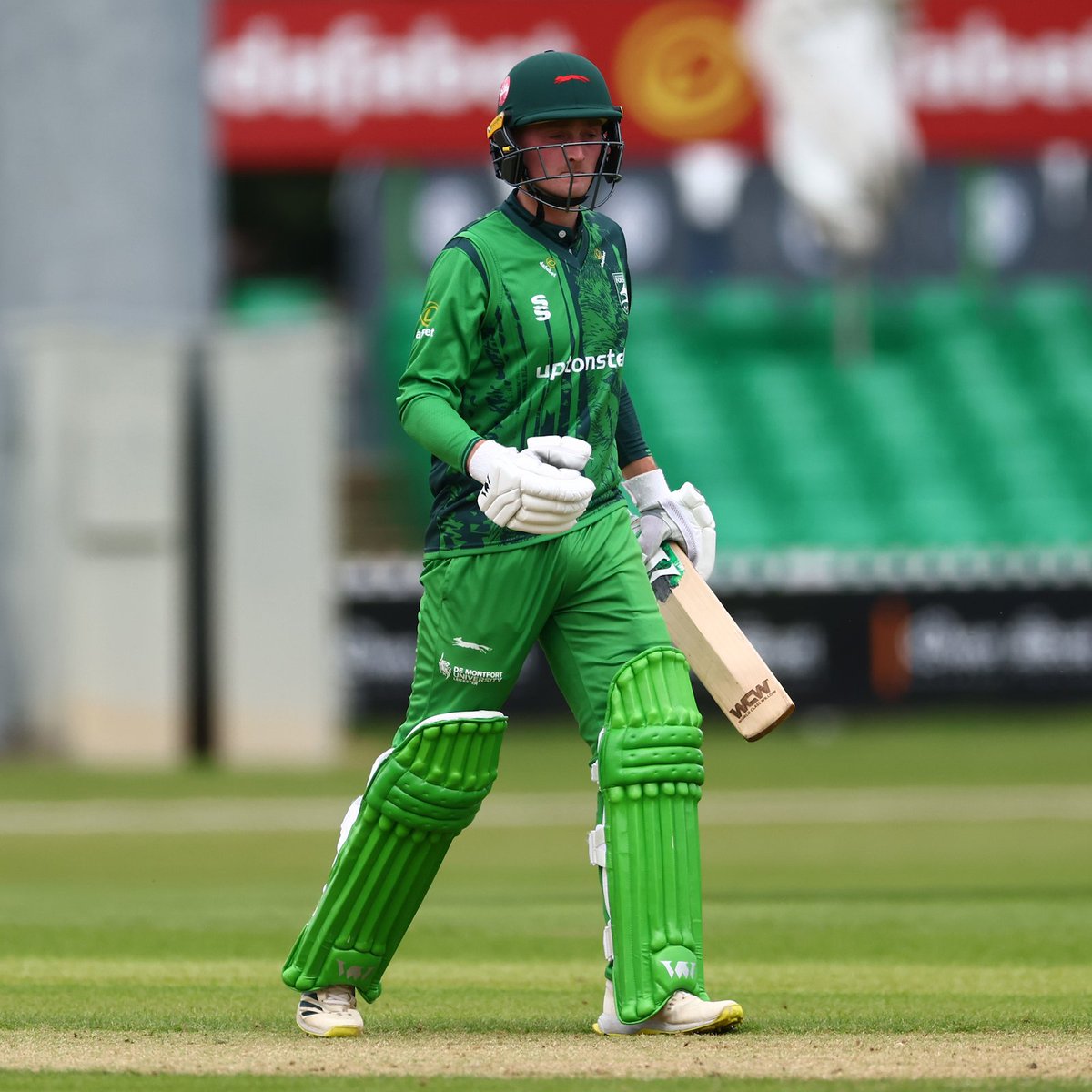 1⃣7⃣ | 𝗧𝗮𝗸𝗲 𝗮 𝗯𝗼𝘄, 𝗚𝗼𝗹𝗱𝘆. 🙇

Goldsworthy's T20 career-best innings ends on 67 (39b). An incredible effort. 👏

LEI 136/5 (25 needed from 18)

🦊#LEIvNOT