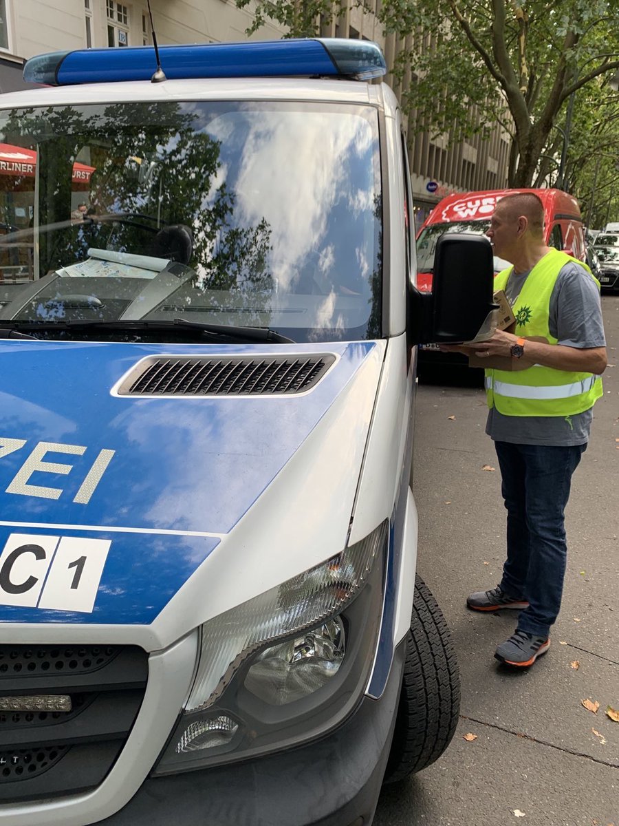 Während andere die EM bereits hinter sich haben und sich über gelungene Wochen freuen, geben die Kolleg. der <a href="/polizeiberlin/">Polizei Berlin</a> heute noch mal alles für die Sicherheit rund um das Finale - Unsere Bezirksgruppen Dir E/V und PA sind für die Einsatzkräfte draußen