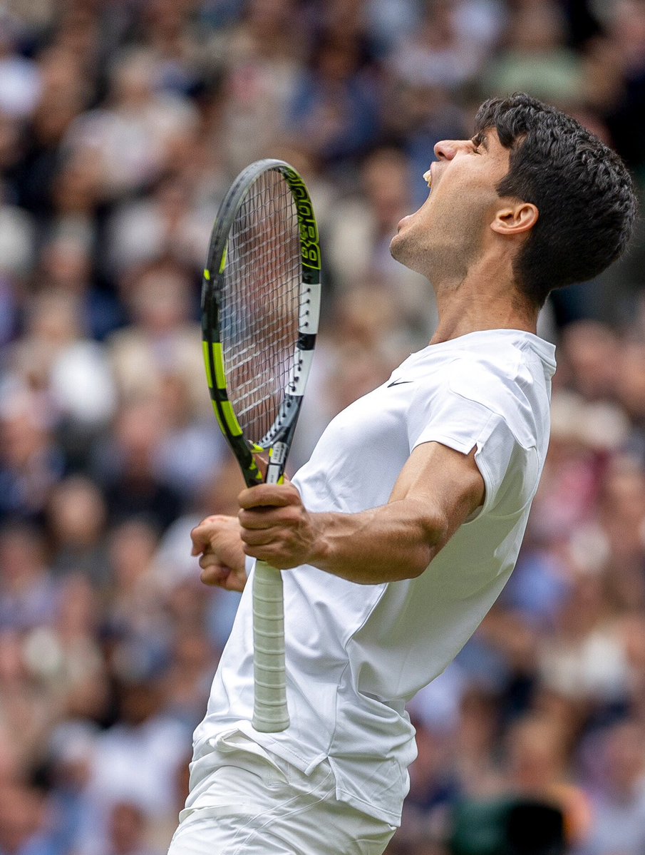 2001OnLine's tweet photo. El bicampeón de #Wimbledon Carlos Alcaraz venció por segundo año consecutivo a su contrincante Novak Djokovic.

Alcaraz obtiene su cuarto Grand Slam a los 21 años, siendo una promesa en el tenis.

Créditos: @guille94 https://t.co/eUzDQAVZX5