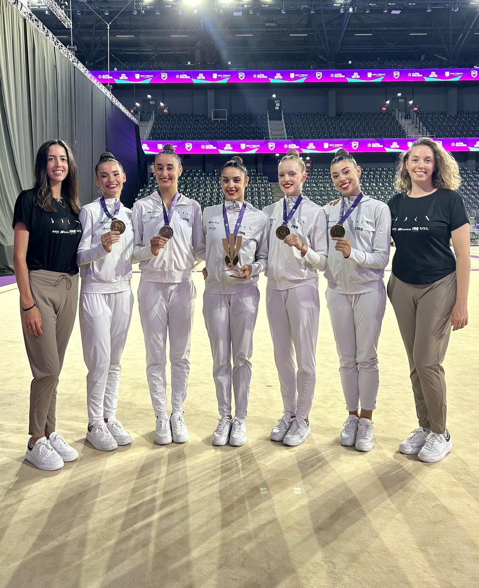 RFEGimnasia's tweet photo. ¡OROOOOOOOOOOO!🥇

El conjunto senior formado por Inés Bergua, Salma Solaun, Ana Arnau, Patricia Pérez y Mireia Martínez se alzan con la medalla de ORO  en la final del ejercicio mixto en la Copa del Mundo de Cluj Napoca. 

¡ENHORABUENA! 🇪🇸 #TeamESP https://t.co/Tj6z3BOujo