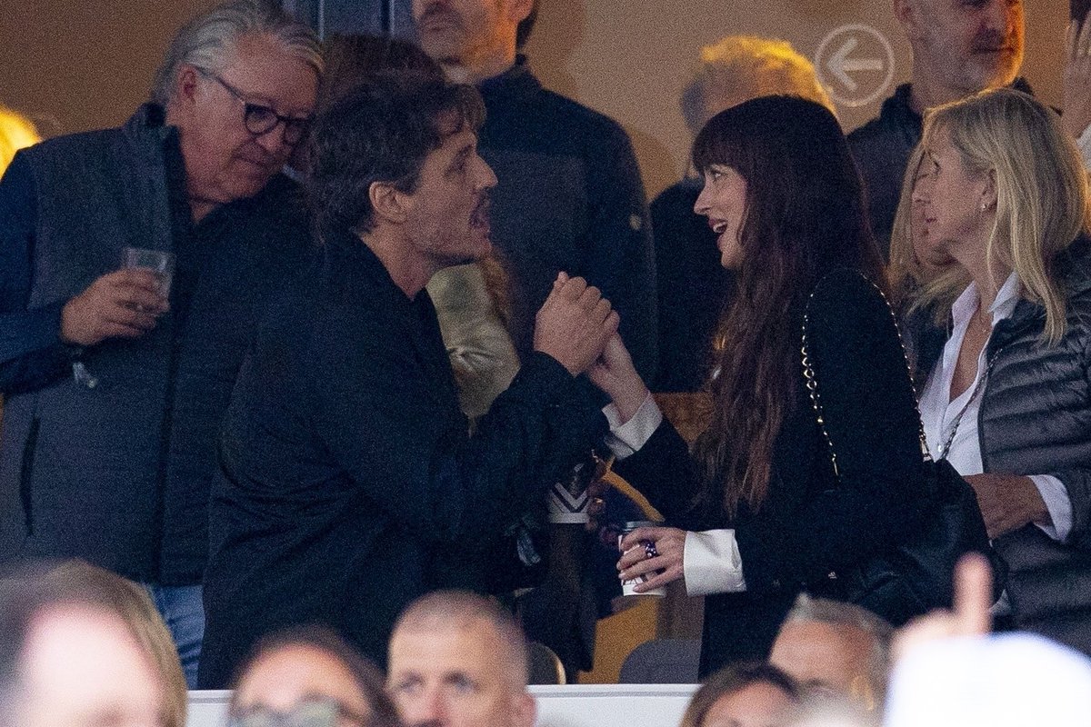 starkcanarie's tweet photo. girls just wanna hang out with dakota johnson, pedro pascal and anya taylor joy at the stevie nicks concert https://t.co/52cjSPHYUK