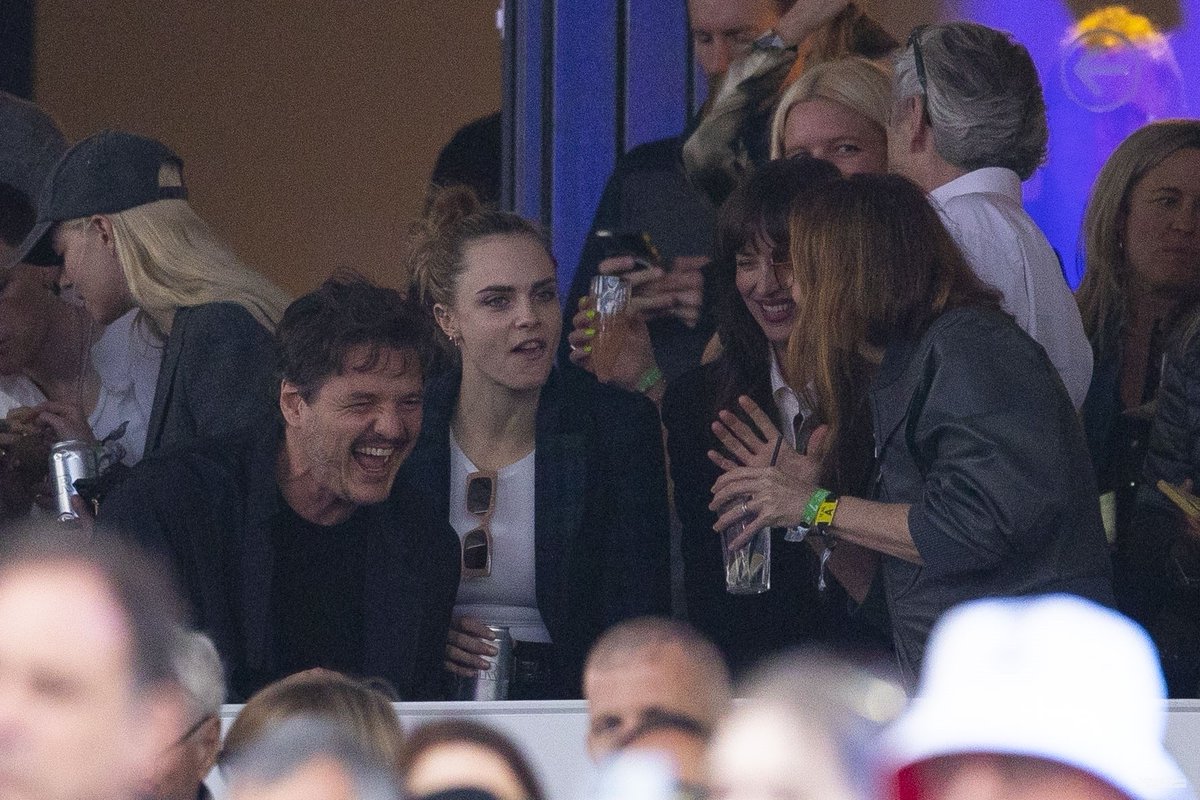 starkcanarie's tweet photo. girls just wanna hang out with dakota johnson, pedro pascal and anya taylor joy at the stevie nicks concert https://t.co/52cjSPHYUK