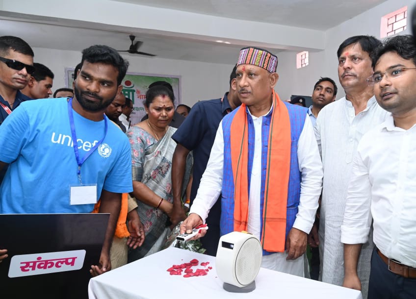 माननीय मुख्यमंत्री <a href="/vishnudsai/">Vishnu Deo Sai</a>  ने आज जिला जशपुर और <a href="/UNICEFIndia/">UNICEF India</a>  संयुक्त पहल 'संकल्प' का शुभारंभ किया।

जनभागीदारी और सामाजिक एवं व्यवहार परिवर्तन की रणनीति को अपनाकर संकल्प कार्यक्रम जिले को सिकल सेल एनीमिया और बाल विवाह मुक्त बनाएगा।