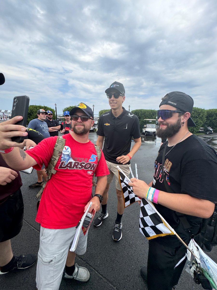 LuckyDogOnTrack's tweet image. Selfie time with @CarsonHocevar at @PoconoRaceway! 📸🏁 
Join the fun and capture the moment! 🤳💥

#nascar #poconoraceway #carsonhocevar #luckydogontrack   

@fancontrolled