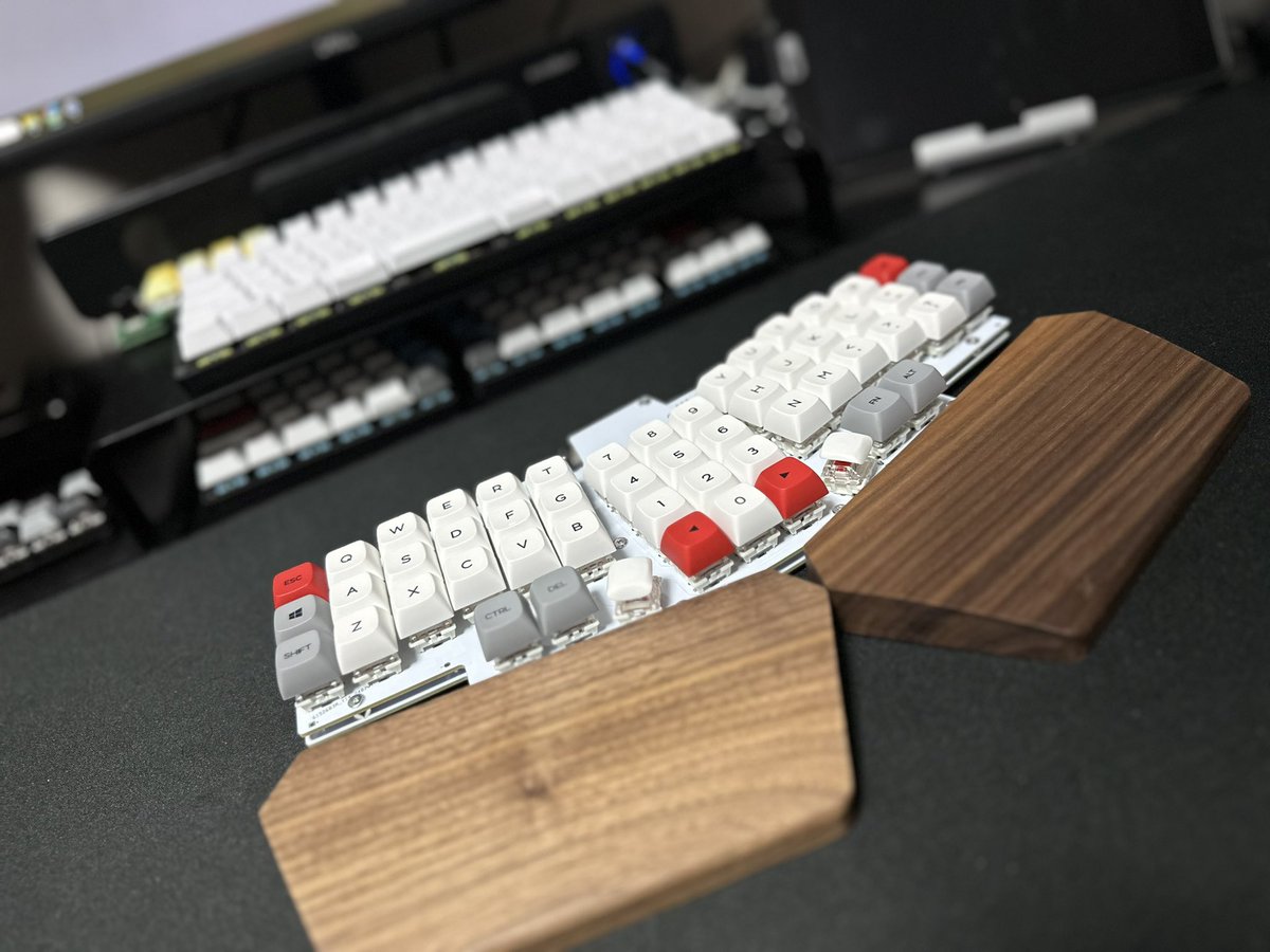 alektor_diy's tweet photo. キーキャップ取り付け完了！
キー数が少ないから工夫しないと入力もたつきそうだなぁ🤔
#自作キーボード #ErgoGridGo2 https://t.co/GYXuHyTpiM
