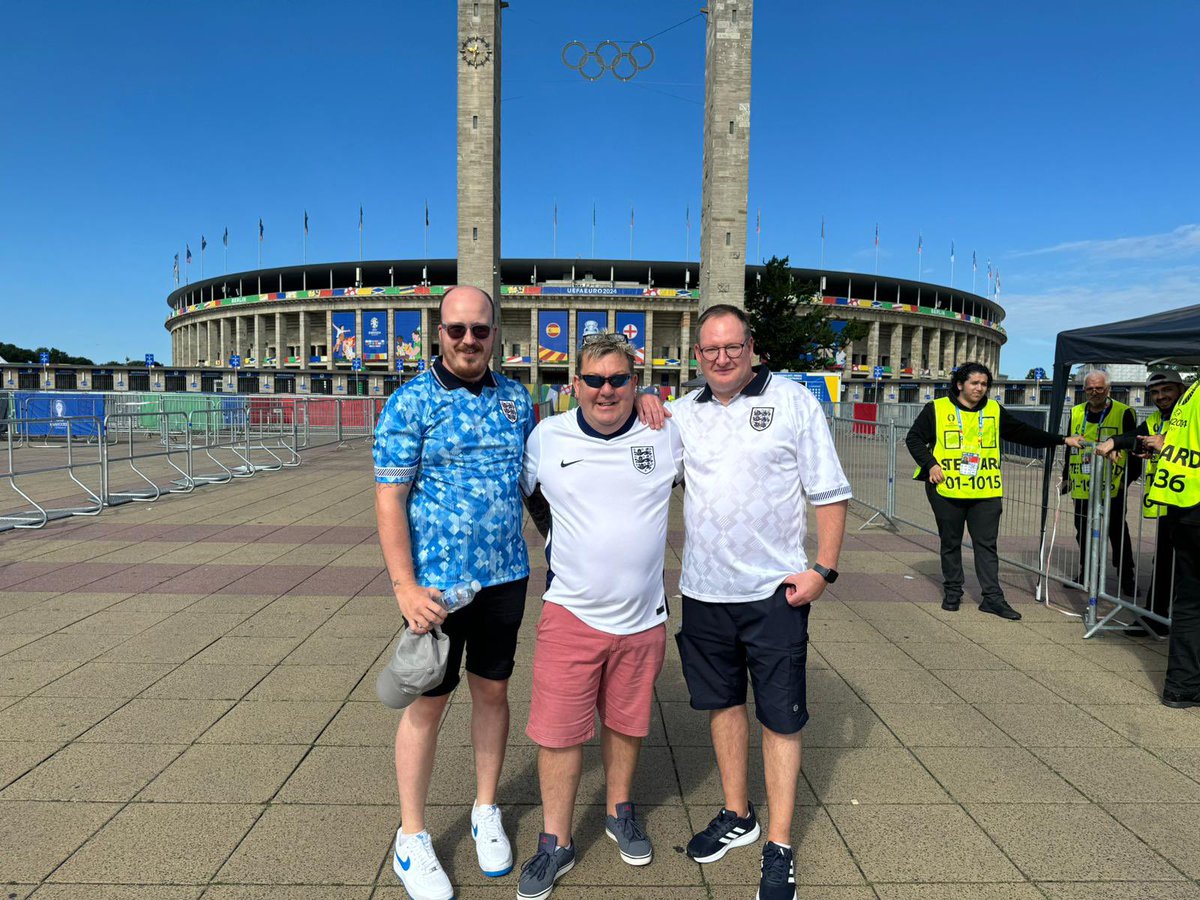 AmyLeighPitcher's tweet photo. #SSNThreeLions drove to Berlin yesterday, 14 hour drive! https://t.co/S0jfSPh8y1