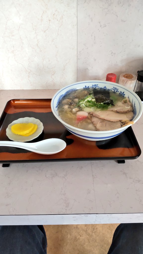 SynamYs94's tweet photo. しおつぶホッキラーメンとても美味しかったけど、タクアンが付いてる理由がわからない(ライスは頼んでいません)。 https://t.co/ynGGMsb0MC