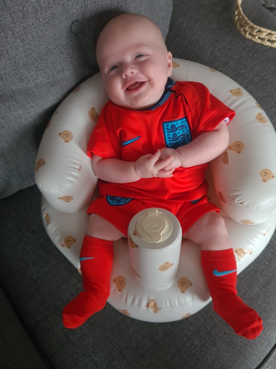 BPreene's tweet photo. Ezra is ready for his first final with England at 3 months old! 🏴󠁧󠁢󠁥󠁮󠁧󠁿 #SSNThreeLions https://t.co/QNodkk7iPM
