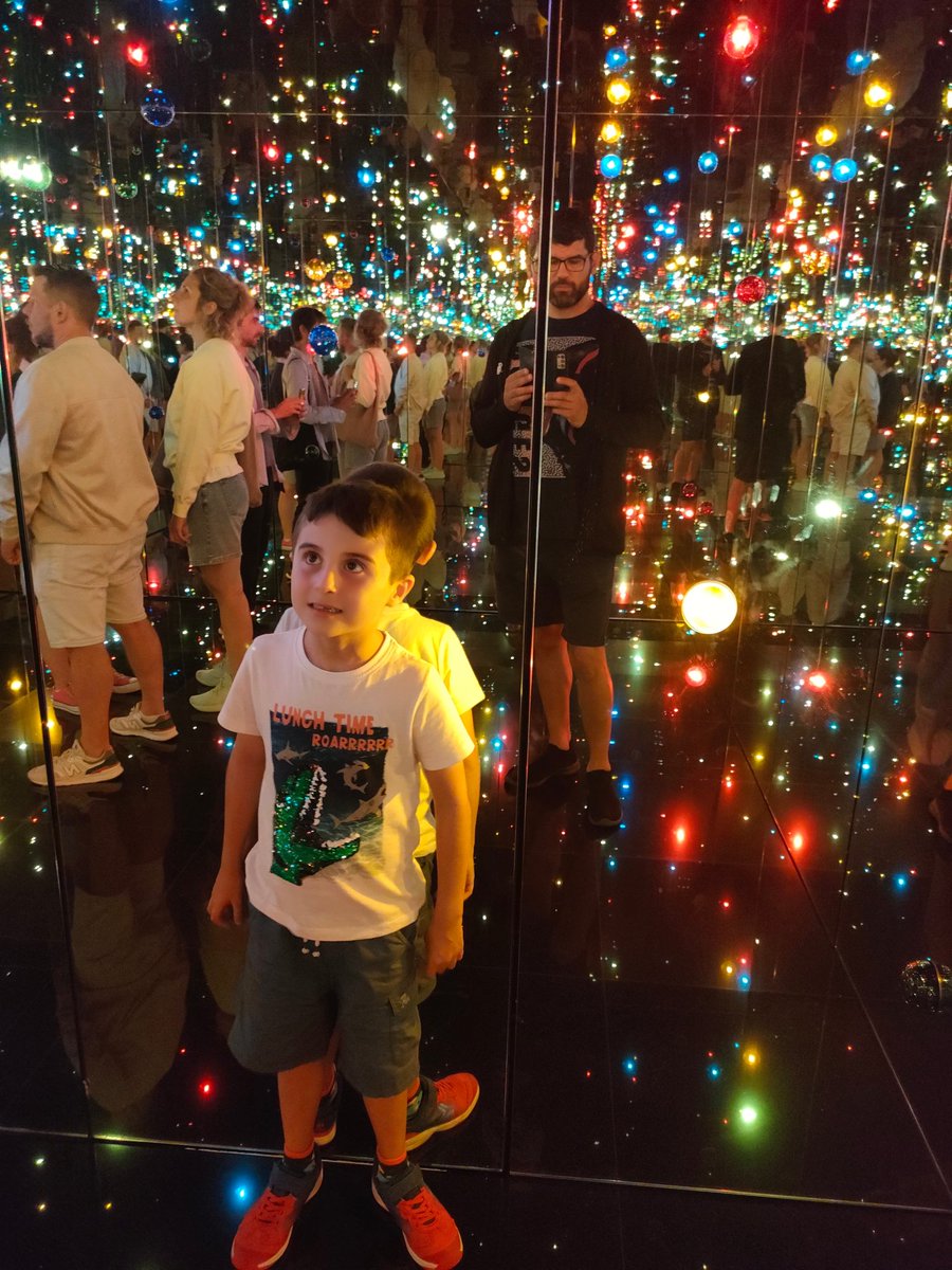 rodrigocond's tweet photo. Con mi hijo en la Sala de Espejos del Infinito. Obra de Yayoi Kusama, en el Museo Guggenheim. https://t.co/Emj6xWXtZt