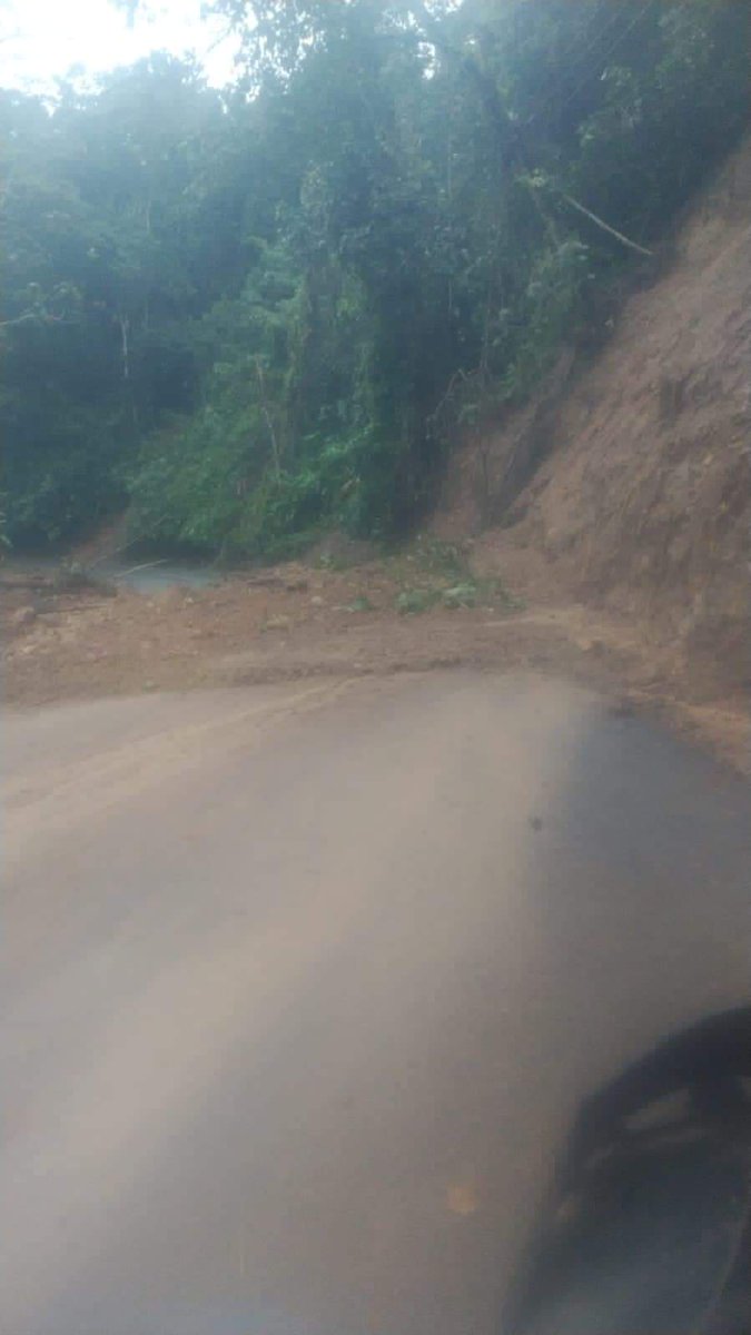 Melshenny1's tweet image. Road is no longer. Lots of mudslides as rainy season is here. #CostaRica #roads #mudslides