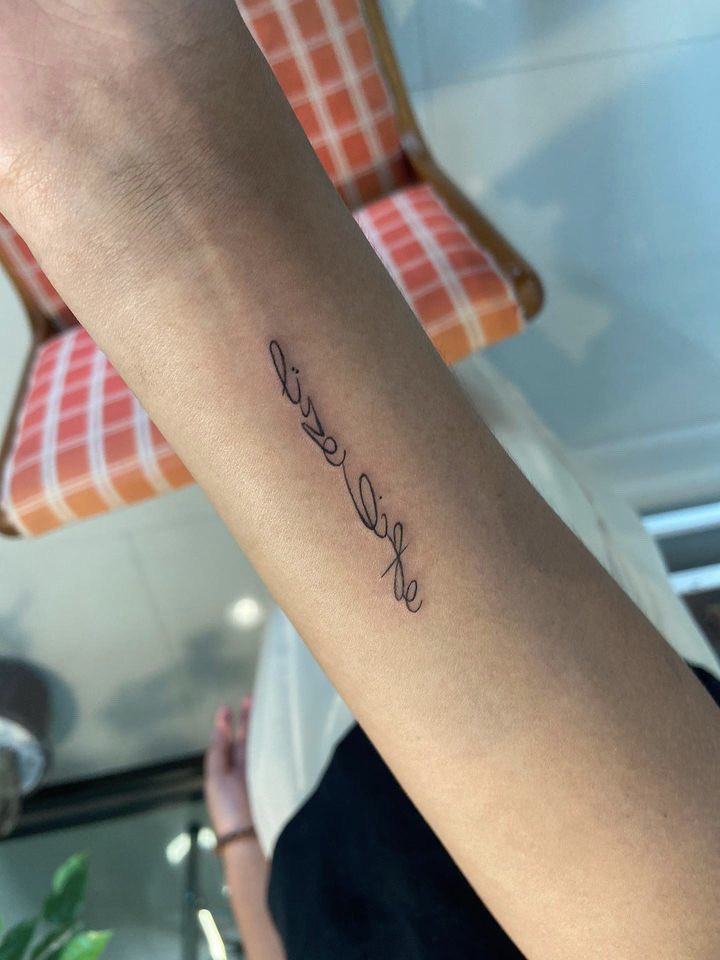 uneedcaffeine_'s tweet photo. *•. live life .•*

- font handwriting design -
ถึงจะดูขยุกขยุย แต่ความหมายลึกซึ้งนะ!

ฝากติดตามด้วยค้าบ•*

#flashtattoo #แฟลชแทททู #ออกแบบลายสัก #flashtattoodesign #tattoo #minimaltattoo https://t.co/DM9VKq0hkZ
