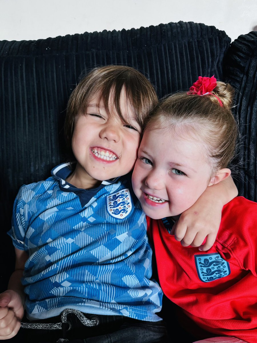 LAB_CFC's tweet photo. Cody &amp; Summer are ready! 🏴󠁧󠁢󠁥󠁮󠁧󠁿

#SSNThreeLions https://t.co/tzAGJNjaMB