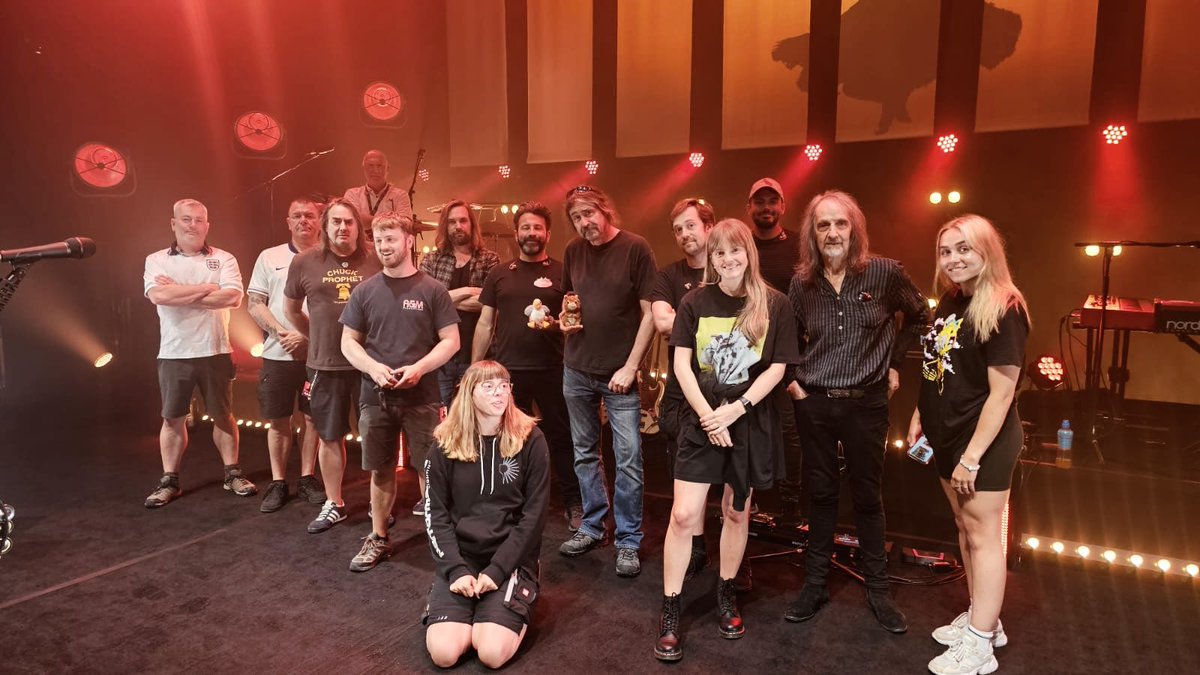 rumoursfm's tweet photo. THANK YOU! Big Love to everyone who so graciously turned out to catch us on our UK dates. We're off to America next Sunday to continue 2024 global touring. See you all again 2025. โค๏ธ๐ #rumoursoffleetwoodmac @rumoursfm #fleetwoodmac #endoftour https://t.co/xgAC9rI7Yo