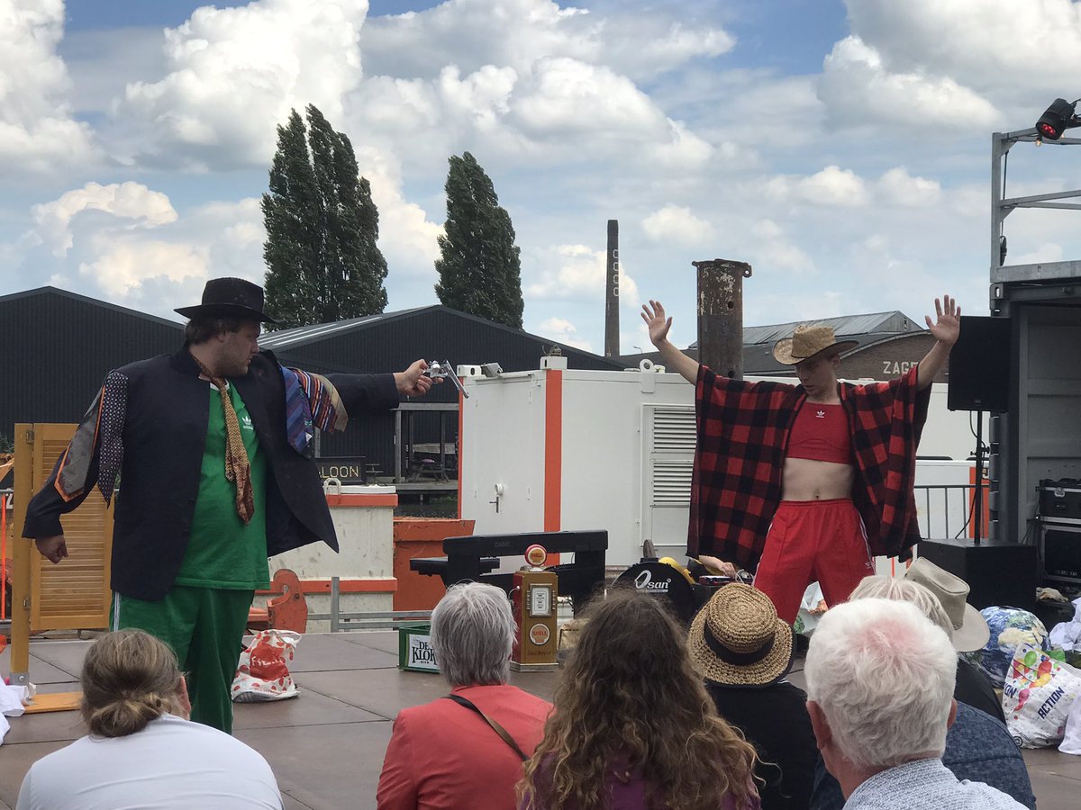 Lem_OKE's tweet photo. #Elkedageenfoto van #Deventer #Dos24
@TheaterGajes bedankt voor jullie laatste voorstelling ππΌ https://t.co/ym8QKeNZ9c
