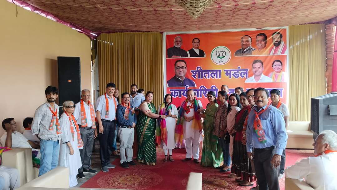 BJPForGurugram's tweet photo. जिला उपाध्यक्ष श्रीमती सुंदरी खत्री जी एवं श्री अर्जुन शर्मा जी तथा अन्य सम्मानित कार्यकर्त्ता उपस्थित रहे।
@NayabSainiBJP 
@MohanLal_Badoli 
@kamalyadav77 https://t.co/CqP9fQAEoy