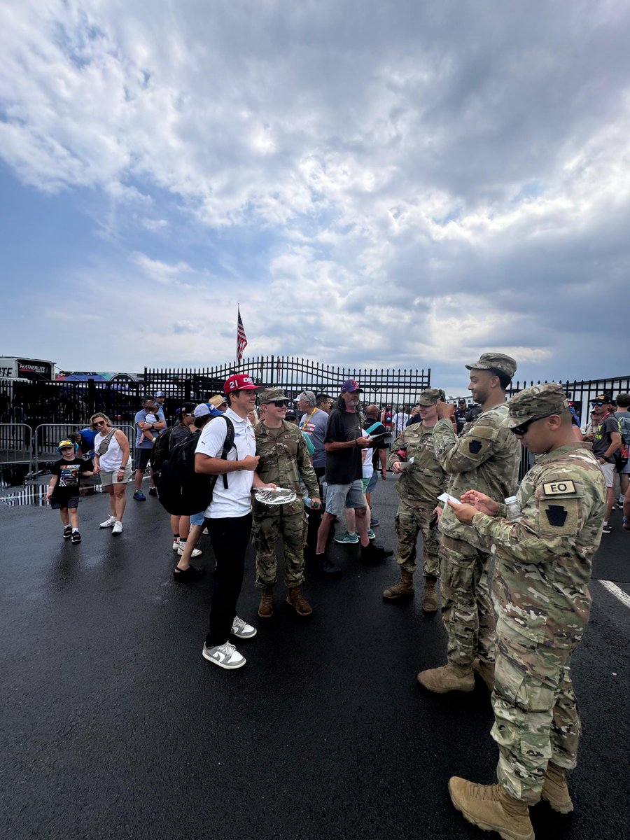 LuckyDogOnTrack's tweet image. Selfie time with fans at @poconoraceway! 📸🏁 

Join the fun and capture the moment! 🤳💥

#nascar #poconoraceway #carsonhocevar #luckydogontrack
@harrisonburton @fancontrolled