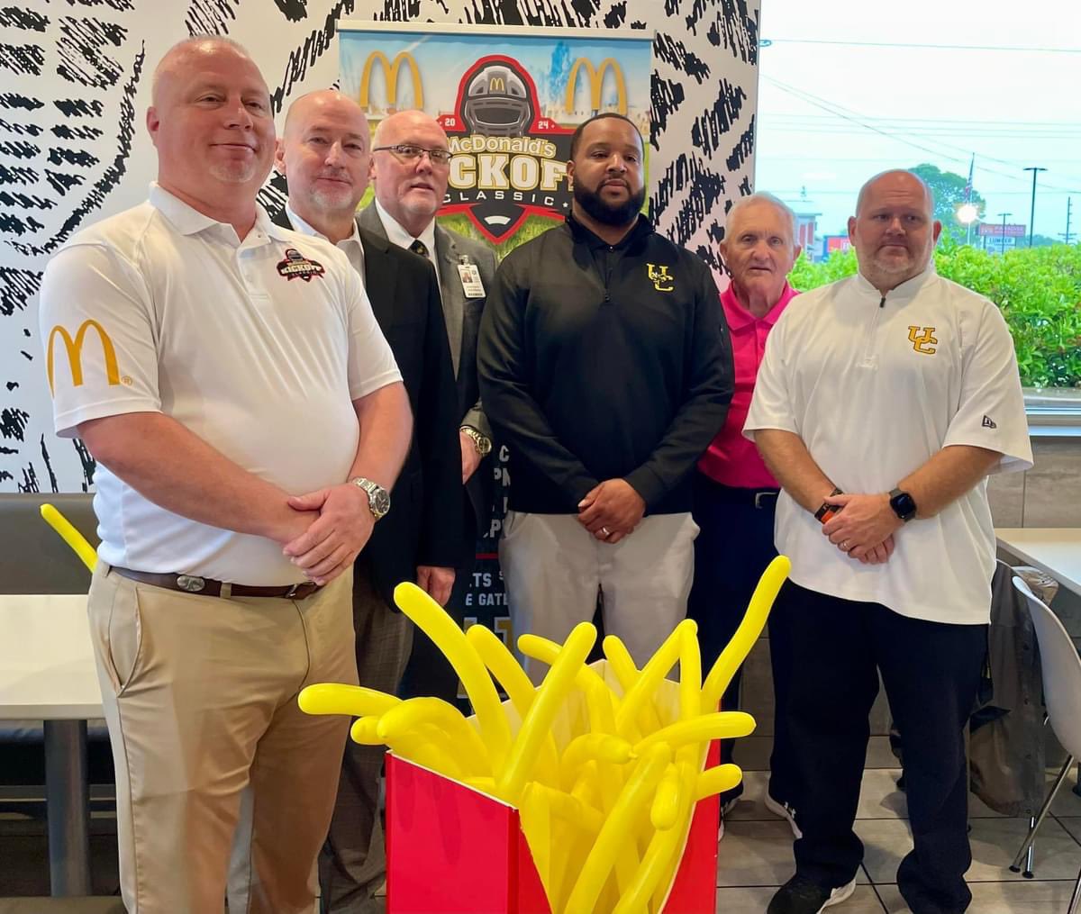 CoachQIsom's tweet photo. Even though it’s 24 days until August 8th, can mention any number that’s close to #25 without mentioning Union County Great!……ROSCOE CROSBY!!!
https://t.co/BkBUXKRZoI
#McDonaldsClassic 🍔🍟🏈
#UnionVsLaurens9pm 🐝vs🏴☠️
#RespectTheUC🐝⚫️🟡
#StingOnSite 🐝⚫️🟡 https://t.co/E9iX05Za8R