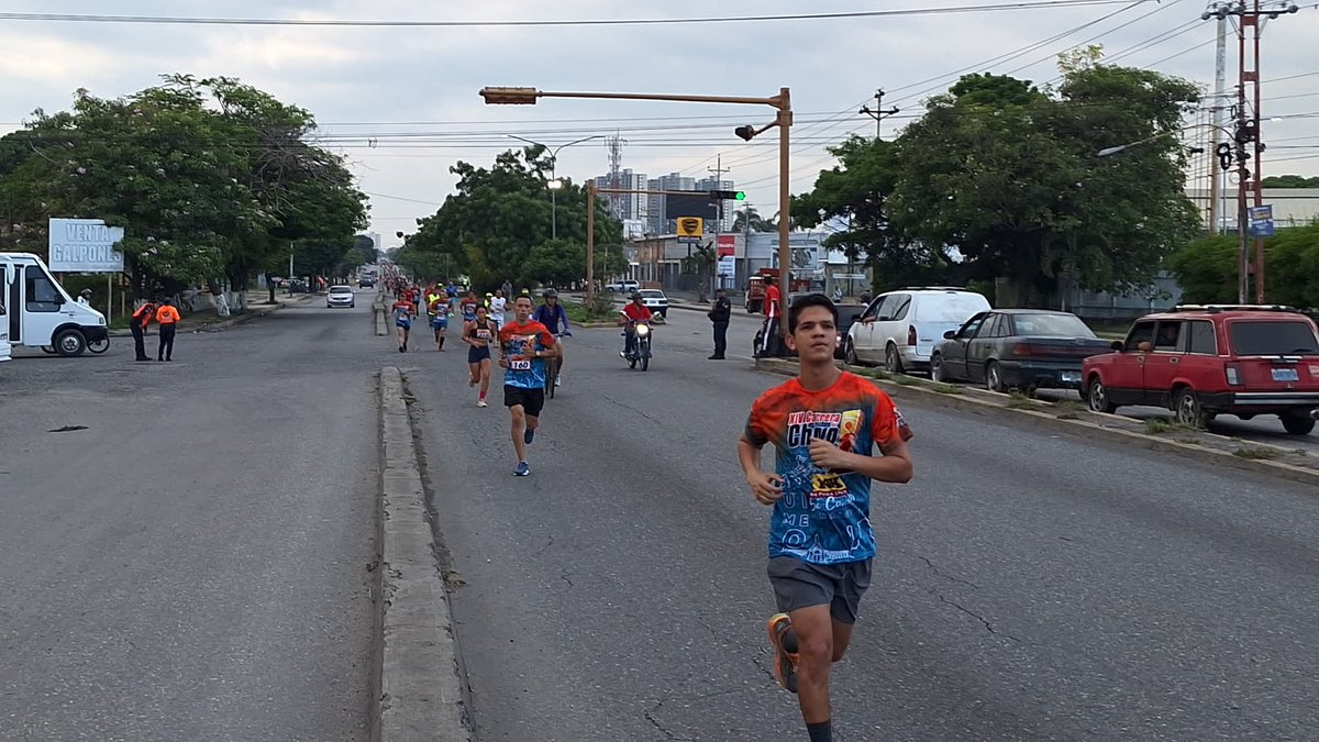 Las tradiciones del gentilicio larense con el deporte, el turismo, la gastronomía y la cultura, más de 500 atletas y aficionados al running de Lara y otros estados del país, se concentraron en el Obelisco, para participar en los 14k de la Edición 2024 de la Carrera del Chivo