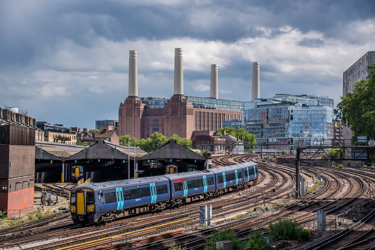 ASMRailPhotos's tweet photo. 🖍️| 

📣| @Se_Railway 
🚂| Class 375607
📍| Ebury Bridge
📆| 10/06/2024

#class375 #375607 #southeasternrailway https://t.co/Bd7h0NgP4A