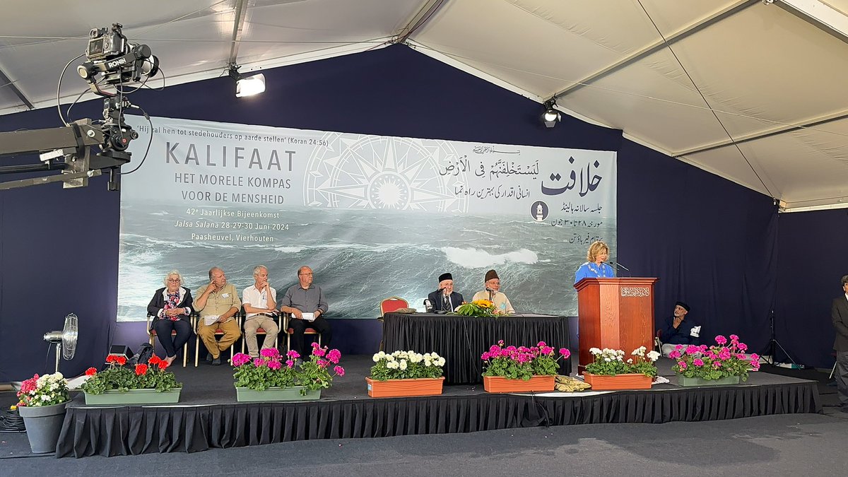 AhmadiyyaNL's tweet photo. Bekijk nu het nieuwsrapport @NewsMTA van onze 42ste jaarlijkse bijeenkomst in Paasheuvel, Vierhouten. Hartelijk dank aan @Celine_Blom voor uw komst en mooie woorden! #JaarlijkseBijeenkomst #verbinding #Vierhouten @JalsaConnect

https://t.co/Ha1qTJ0QZe https://t.co/pHTfljuifL