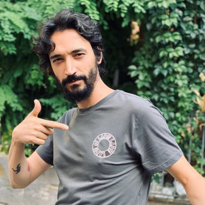 bosunatiklama's tweet photo. Yunanistan'a taşınan yönetmen Caner Özyurtlu: 

“Atina'da aylardır sohbet ettiğim telefoncu, kahveci, bakkal vs. hiçbiri daha mesleğimi sormadı. 

Kazandığım paraya göre belirlemedi bana olan tavrını.

İlk defa sadece 'var olduğum' için saygı gördüğüm bir dönem yaşadım." https://t.co/Z1OGqGq0zV