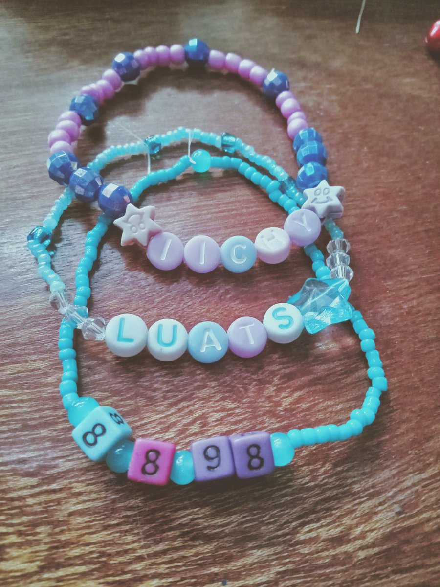 Callmypeace's tweet photo. No se ustedes, pero yo estoy haciendo pulseras para repartir a shawnis en el CC https://t.co/jtg7FNKOfI