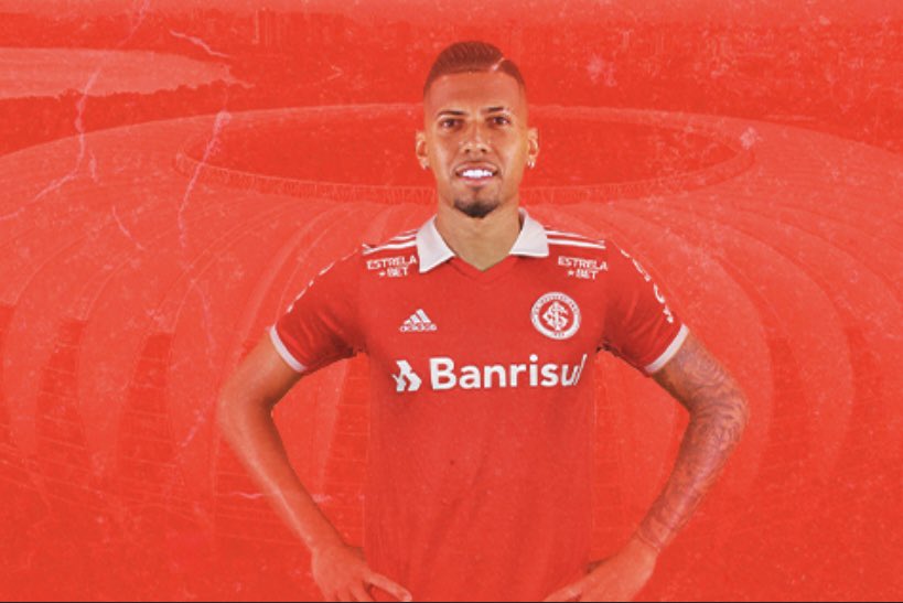 Lebehs's tweet photo. Alessandro Barcellos (como Vice de Futebol e como Presidente) comanda o #Inter em toda a década de 2020 - ele assumiu como vice de futebol em 13/12/2019, saiu apenas por menos de 90 dias para concorrer à presidência, ao final de 2020). 
De lá para cá, foram contratados mais de 6 times e o clube está indo para o seu oitavo treinador. 
A seguir, todas as contratações da Gestão Barcellos: muito investimento, falta de cobrança, nenhum título. 

https://t.co/fWRdBSDwWa

*As contratações não estão em ordem cronológica

1.Matheus Jussa 
2.Musto
3.Maurício 4.Galhardo
5.Yuri
6.Rodinei
7.Boschilia
8.Saravia
9.Marcos Guilherme 
10.Gustavo
11.Moisés
12.Abel Hernández 13.Lucas Ribeiro 
14.Leandro Fernández 

15.Gustavo Maia
16.Mercado
17.Taison
18.Paulo Victor
19.Palácios
20.Bruno Méndez
21.Kaike Rocha
22.David

23.Igor Gomes 
24.Weverton
25.D’Alessandro
26.Alan Patrick
27.Vitão
28.Pedro Henrique 
29.Wanderson
30.Mikael
31.Wesley Moraes
32.Alemão
https://t.co/ossoBYUZ1W Pena
34.Bustos
https://t.co/KgliT5ESsfê
36.Liziero
37.Bruno Gomes
38.Braian Romero 
39.Gabriel

40.John
41.Gabriel Barros
https://t.co/mgAdLfP6bGánguiz
43.Valencia 
44.Mário Fernandes 
https://t.co/JnwM9izI0W Hernández 
46.Baralhas
47.Campanharo
48.Rômulo
49.Jean Dias 
50.Luiz Adriano  51.Rochet
52.Bruno Henrique
53.Hugo Mallo
54.Dalbert

55.Rafael Borré
56.Ivan
57.Fabrício 
58.Bernabei
59.Robert Renan 
60.Hyoran
61.Thiago Maia
62.Lucas Alário
63.Wesley
64.Lucca Drummond

E os 7 Técnicos: 

1.Eduardo Coudet
2.Abel Braga
3.Miguel Ángel Ramirez
4.Diego Aguirre
5.Cacique Medina
6.Mano Menezes
7.Eduardo Coudet
8.??????

📸 Ricardo Duarte/Divulgação Inter