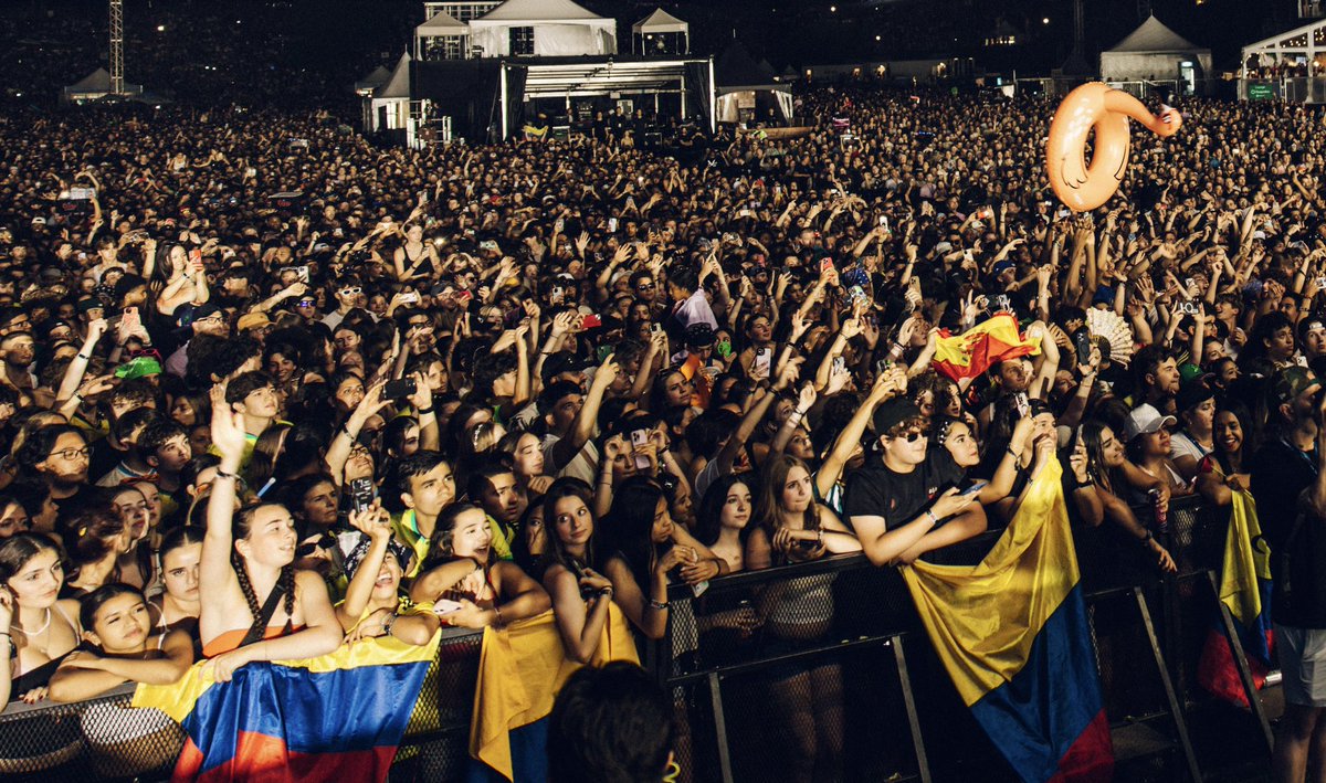 JBALVIN's tweet photo. Hoy es día de futbol, fiesta y reggaetón 🇨🇴 @ryancastrro https://t.co/cozUuBU41t