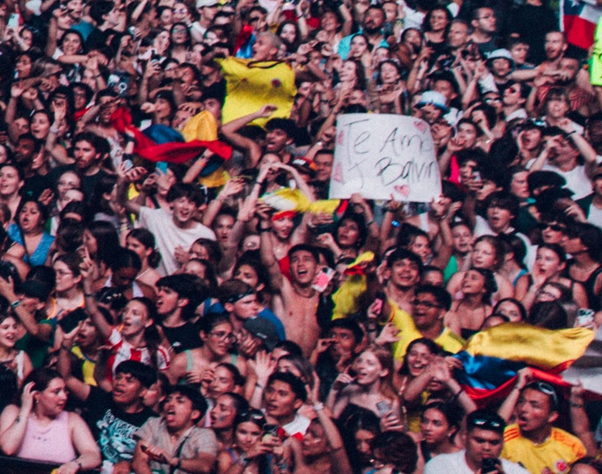 JBALVIN's tweet photo. Hoy es día de futbol, fiesta y reggaetón 🇨🇴 @ryancastrro https://t.co/cozUuBU41t
