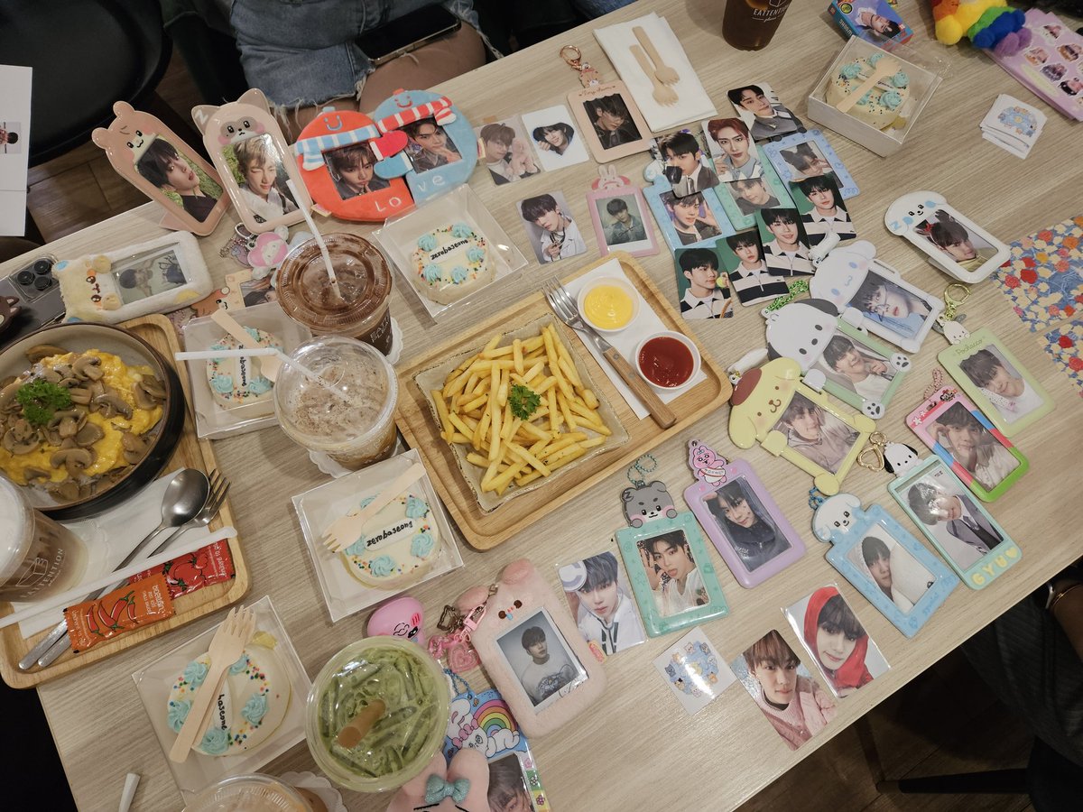 Spicy_WOOK's tweet photo. 1วันล้านกิจกรรม🌹
ขอบคุณที่จัดนะคะน่ารักมากเลยค่า🥺💜🤍

คิดถึงแล้วเนี้ยอยากเม้าอีก!!😘🩵🤍
#ZB1PathwayToGarden https://t.co/LPHaMl4wZI
