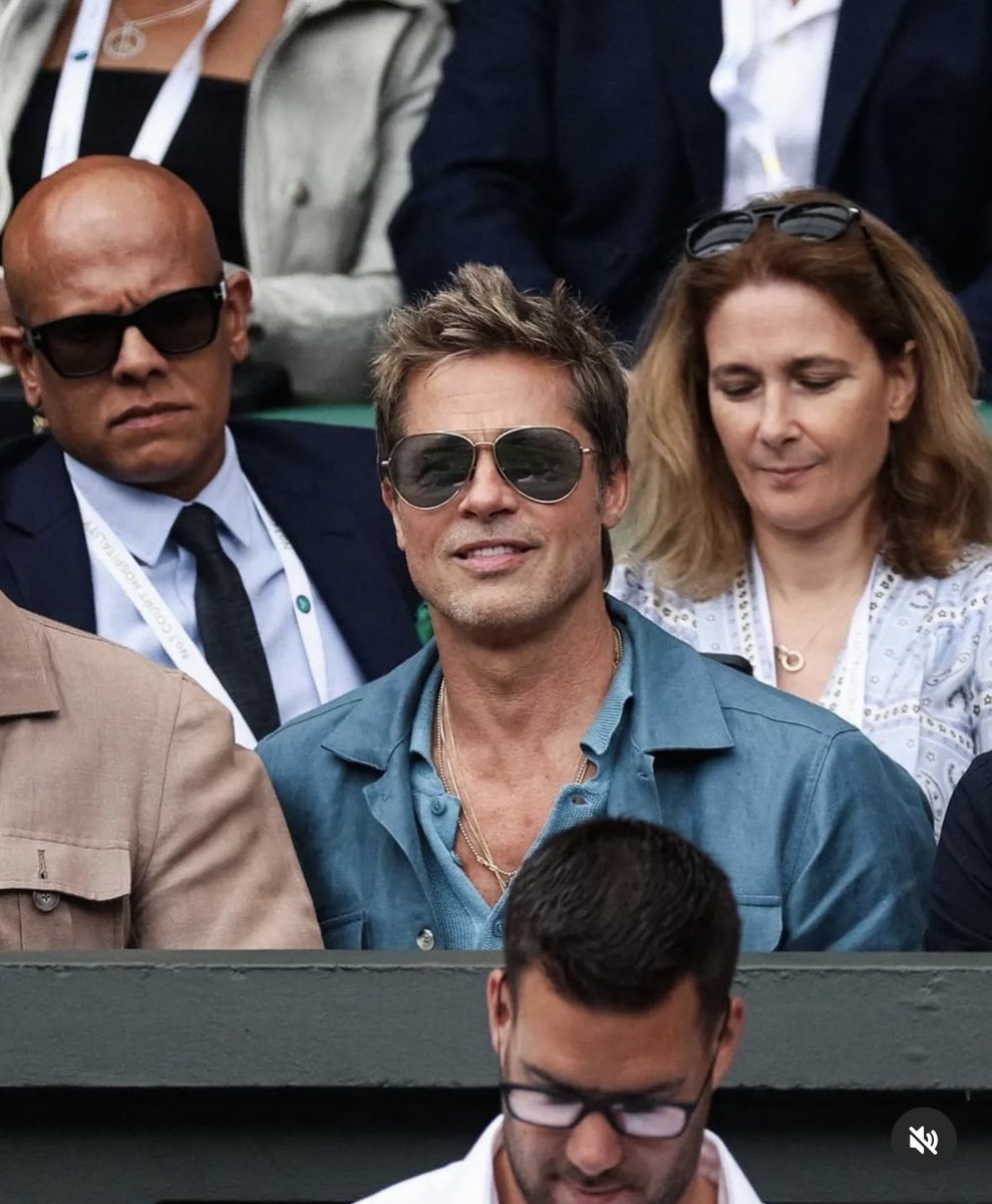 Cris_CHML's tweet photo. Brad Pitt : bellezza stratosferica! 😱😂#alcarazdjokovic #Wimbledon 🎾
Ma non invecchia lui? 😜😂 https://t.co/EXo0kpXHLN