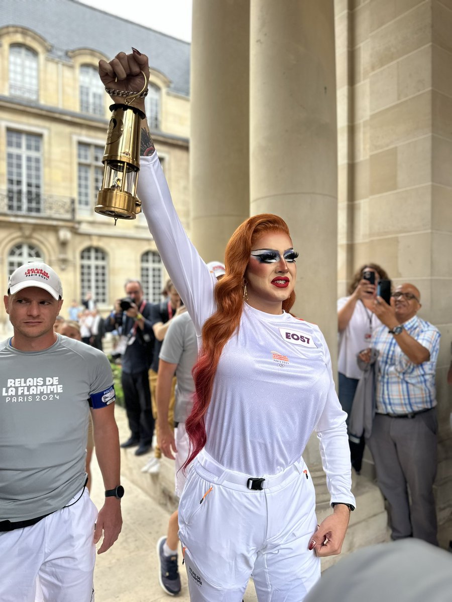 De <a href="/notredameparis/">Cathédrale Notre-Dame de Paris</a> au <a href="/Shoah_Memorial/">Mémorial de la Shoah</a> du <a href="/museecarnavalet/">Musée Carnavalet</a> à la <a href="/MVHugo/">Maisons Victor Hugo</a> de Bastille à Place Vendôme, la flamme olympique traverse le cœur de Paris en ce 14 juillet et met en avant les relais de notre Histoire, athlètes ou pas, stars ou anonymes, tous visages de la France.