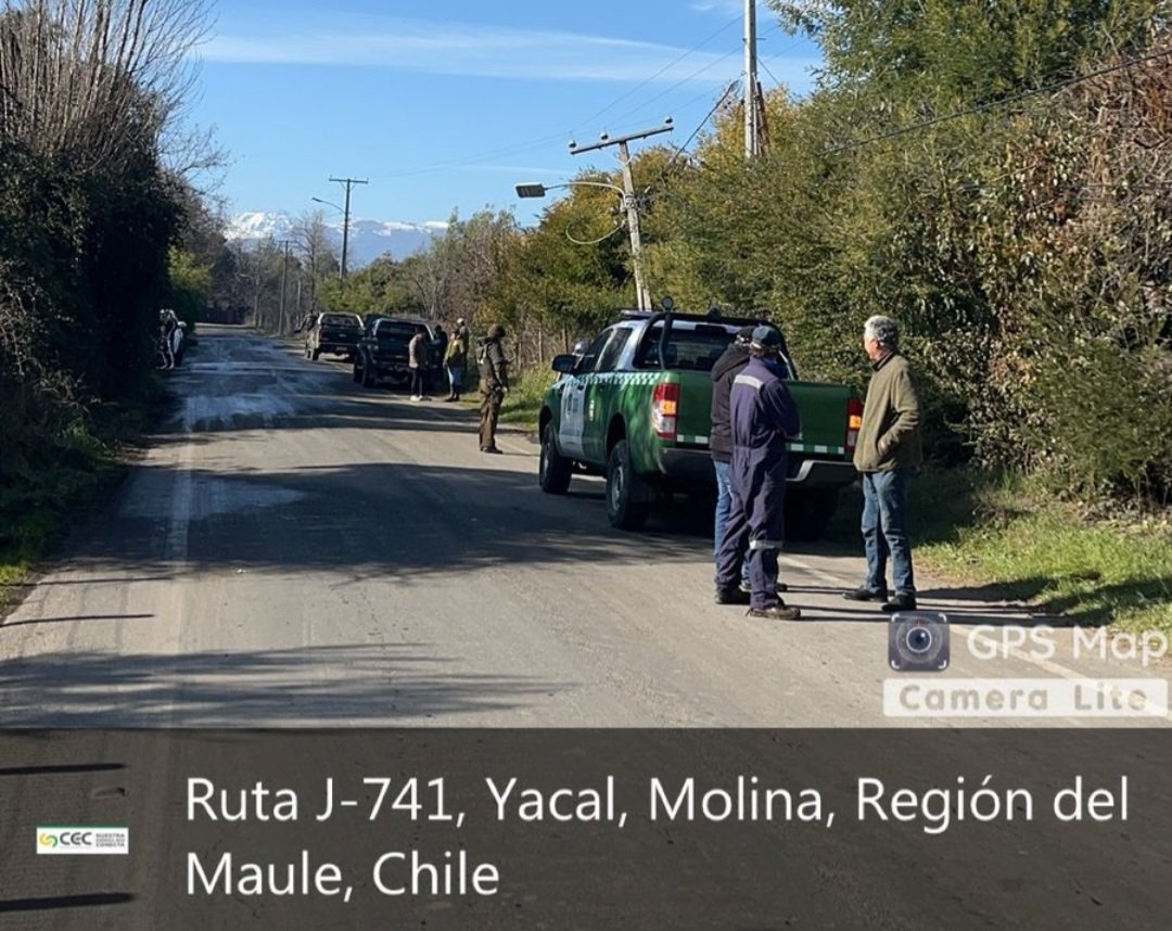 radiocondell's tweet photo. Cooperativa Eléctrica Curicó informa que Vecinos de El Yacal son afectados por corte de energía eléctrica causado por choque contra poste. CEC dispuso personal y móviles para  el cambio del poste. Se estima reposición en cerca de 4 hrs. https://t.co/TyYeg3vRZM