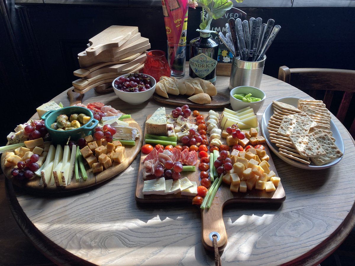 ReluctantLou's tweet photo. You’ve got to love a local pub that lays on free cheeseboards for punters ahead of the match #EnglandEuro2024 
Well done @ShortlandsTaver 👏 🧀 https://t.co/bEtyUgfM5l