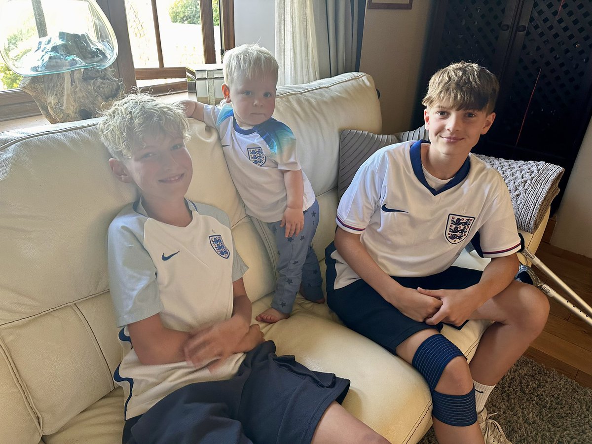 AliceWilliams92's tweet photo. Oscar, Frank and Louis are ready! 🏴󠁧󠁢󠁥󠁮󠁧󠁿⚽️ #SSNThreeLions https://t.co/eTjLwWqZAi
