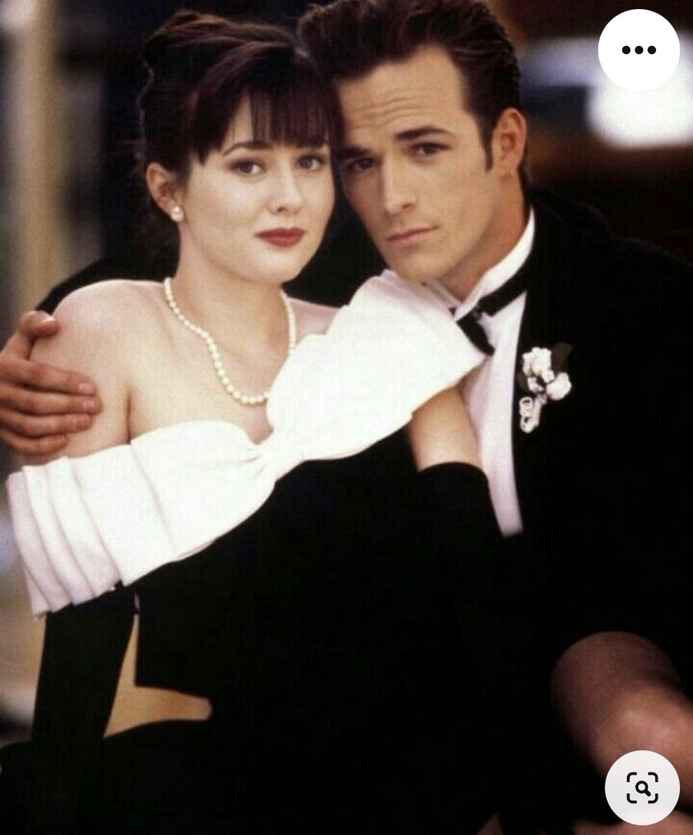 ElmagodeOzJ's tweet photo. Shannen Doherty y Luke Perry - Brenda y Dylan.... #SensacióndeVivir.
La serie que motivó  a una generación, años 90 - Ya están juntos de nuevo. #Brenda a los 53 años tras no superar un cáncer. https://t.co/C7XyCYauxy