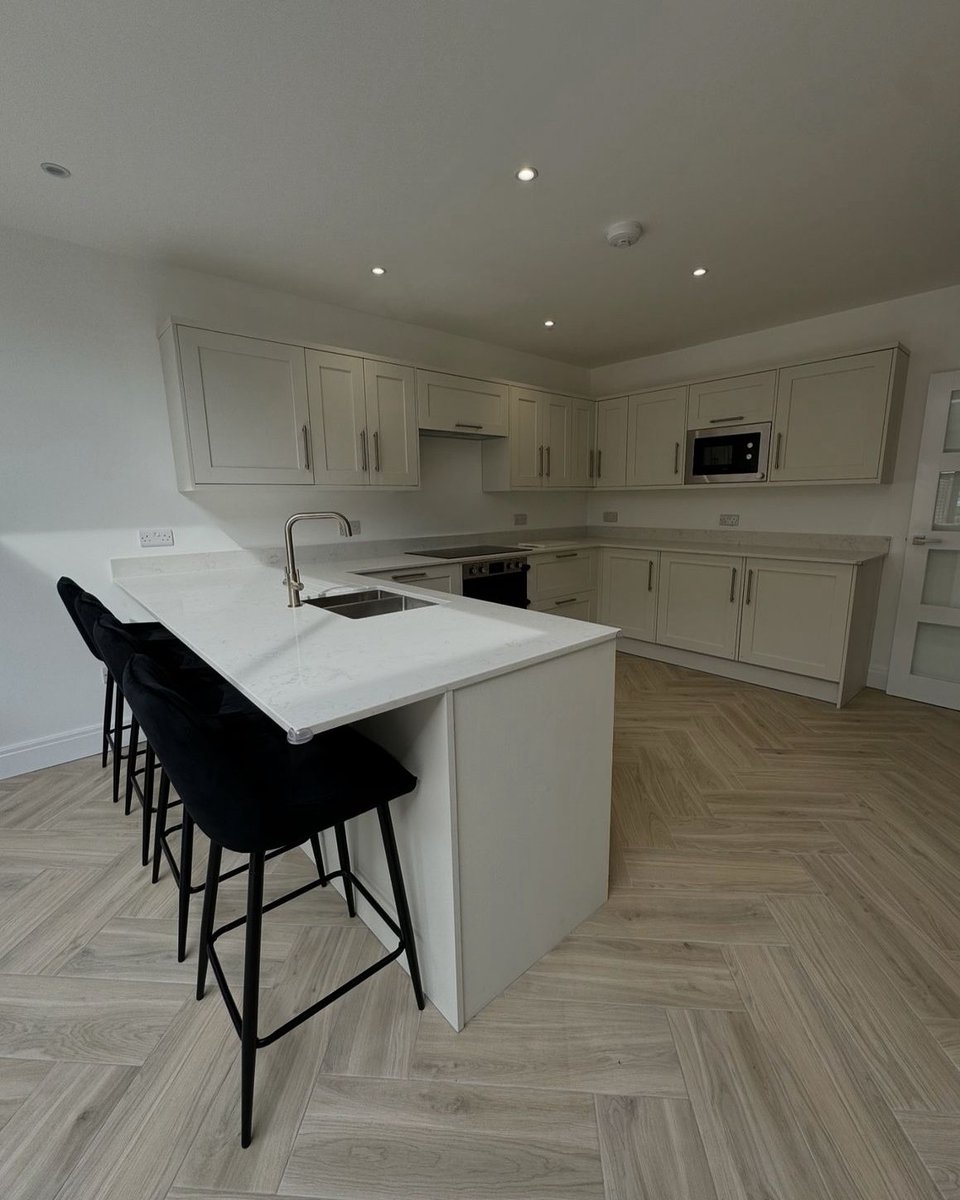 TileMountainUK's tweet image. Ready for a Sunday roast 😋

🏡 IG ourhomereno_no.70
🔎 Timber Griege Wood Effect Tiles

Order a sample: tilemountain.co.uk/p/timber-grieg…

#herringbone #herringbonefloor #kitcheninspo  #tiles