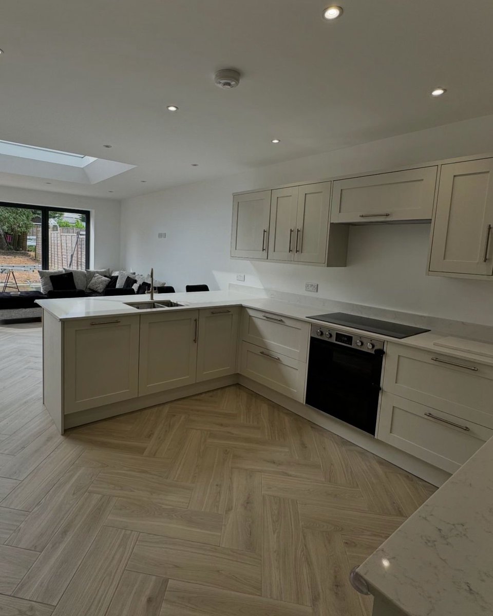 TileMountainUK's tweet image. Ready for a Sunday roast 😋

🏡 IG ourhomereno_no.70
🔎 Timber Griege Wood Effect Tiles

Order a sample: tilemountain.co.uk/p/timber-grieg…

#herringbone #herringbonefloor #kitcheninspo  #tiles