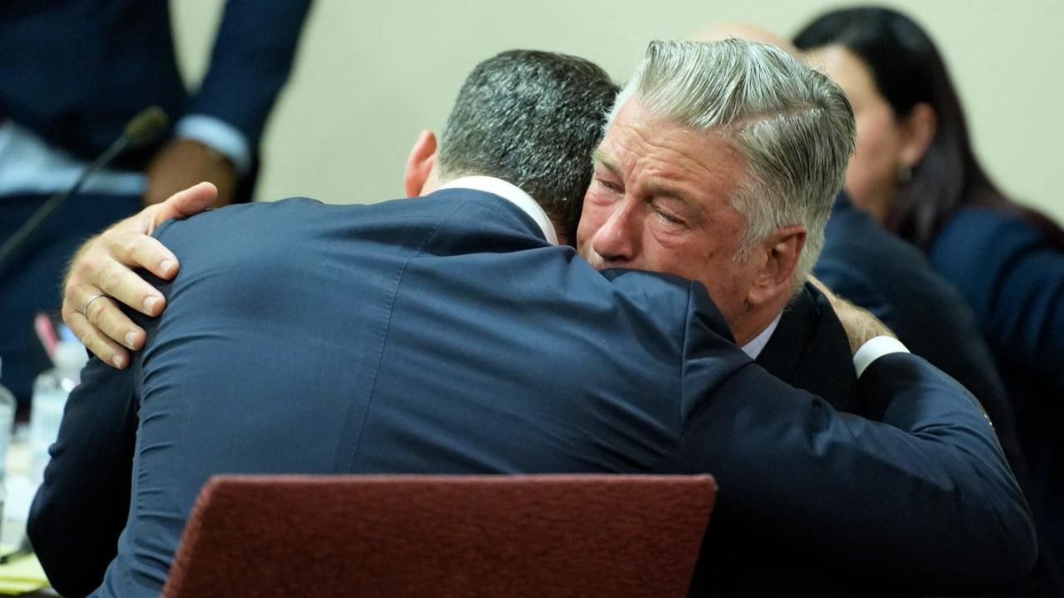 PremiereFR's tweet photo. Le procès d’Alec Baldwin pour homicide involontaire a été annulé !
L'acteur est libre. Il ne sera jamais reconnu coupable, au pénal, de la mort de Halyna Hutchins, sur le tournage de Rust.

https://t.co/j5w3i0XPTC https://t.co/szZbxFrjRL